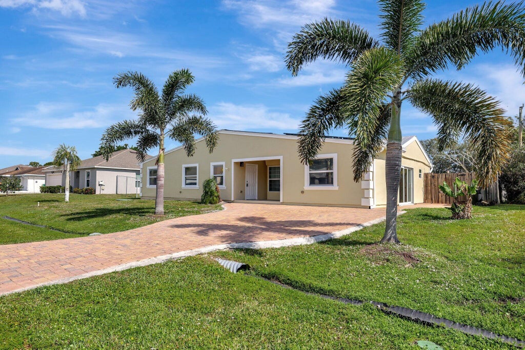 Photo of 1711 SE Fallon Drive, Port Saint Lucie, FL 34983 (MLS # R11061915)