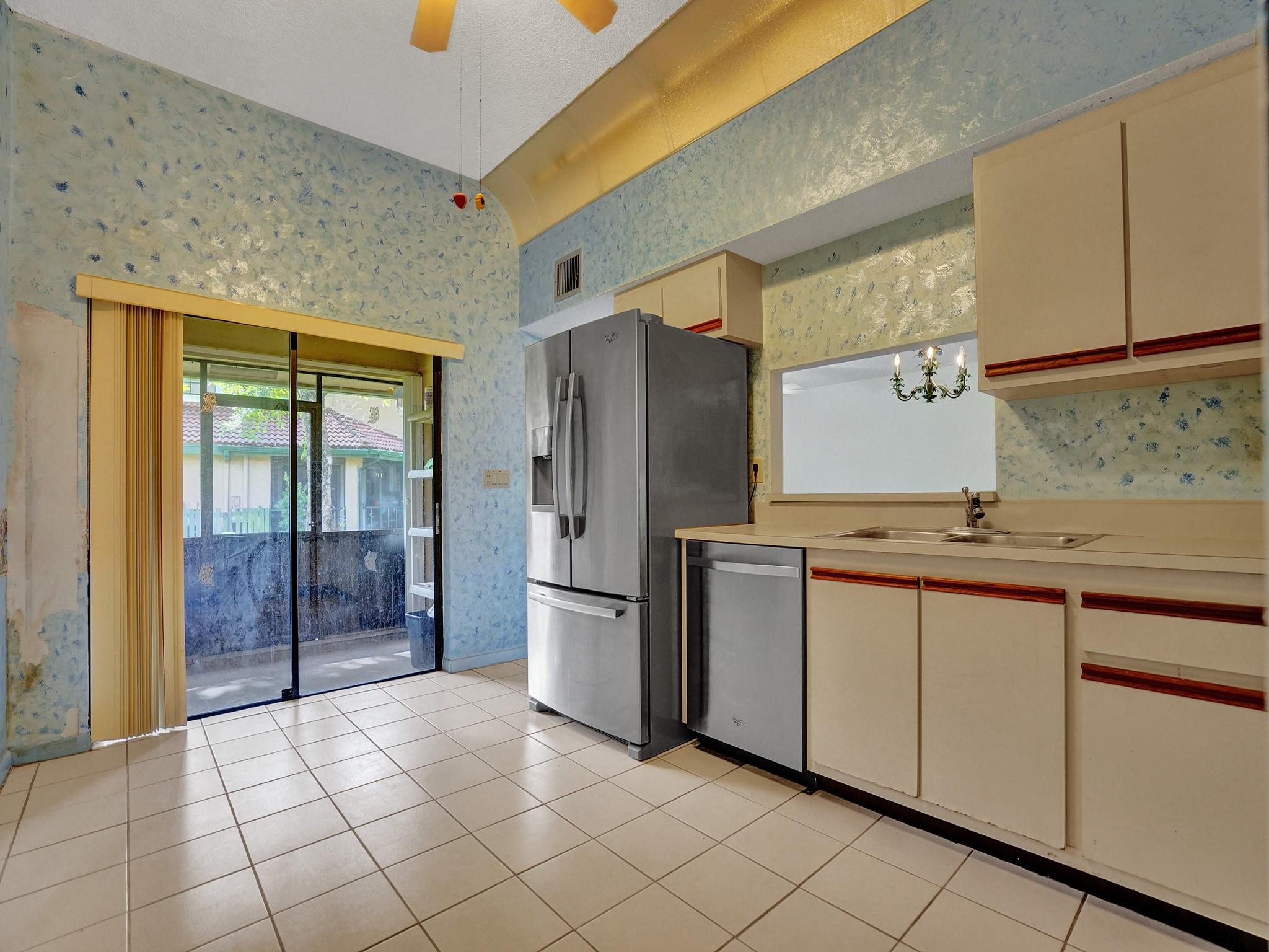 LAKEVIEW COURTS AT JACAR - Residential