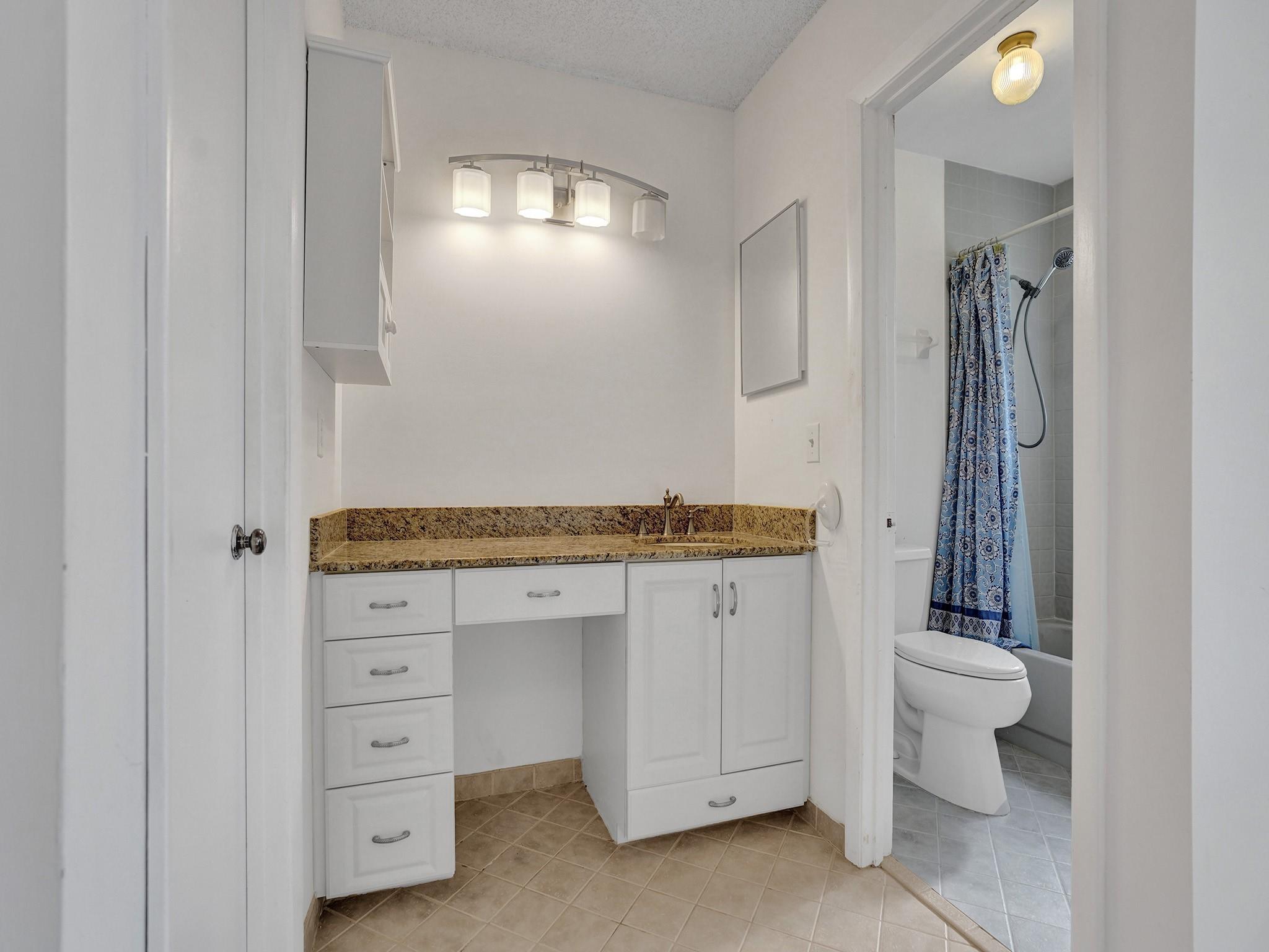 LAKEVIEW COURTS AT JACAR - Residential