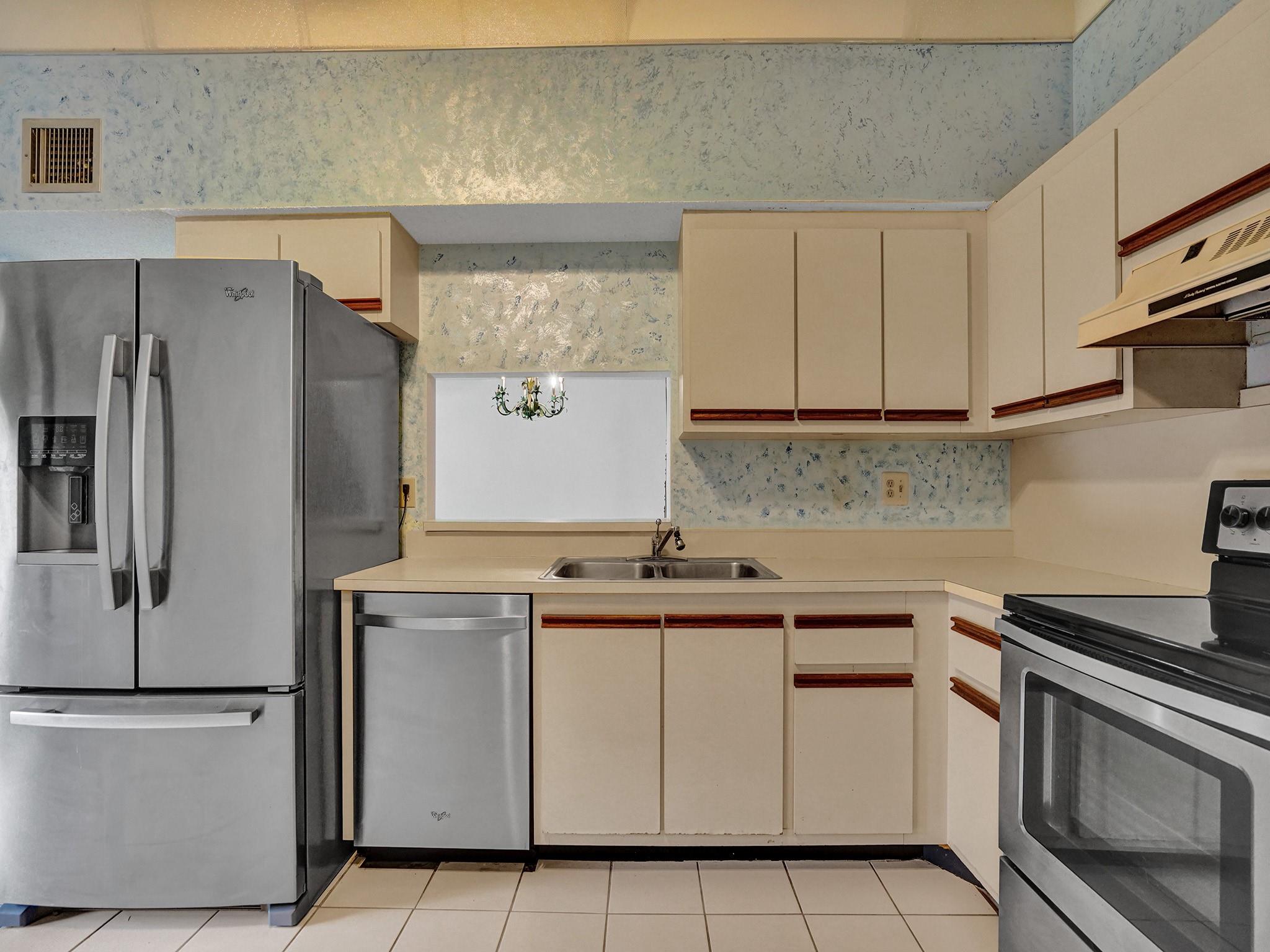 LAKEVIEW COURTS AT JACAR - Residential