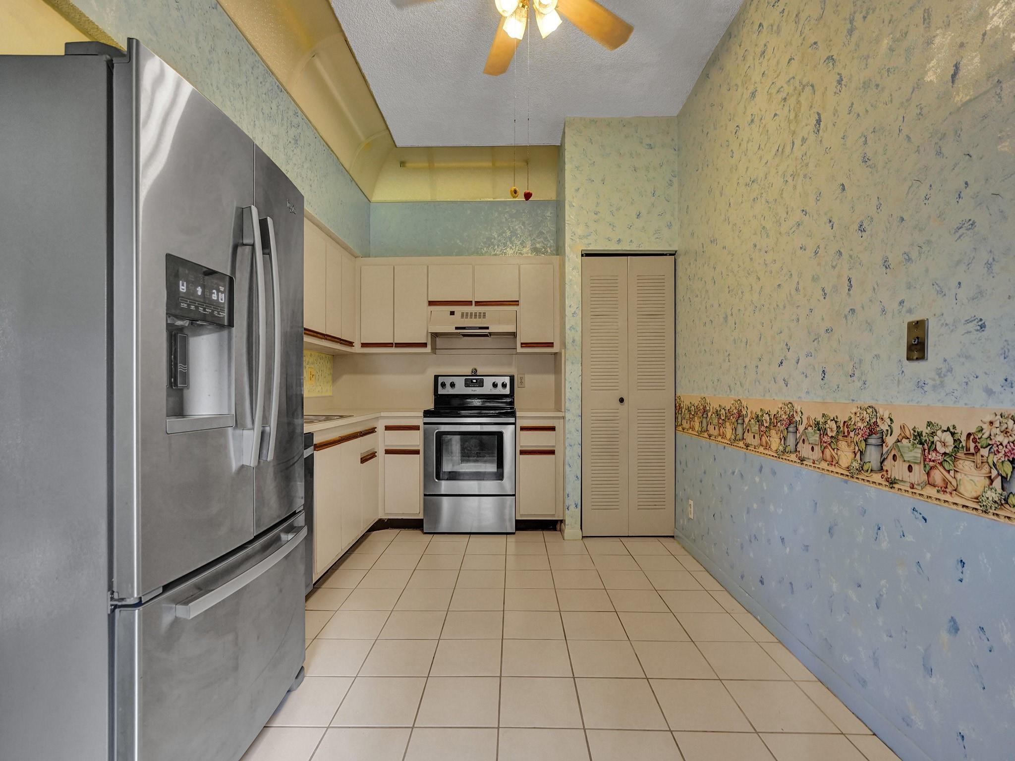 LAKEVIEW COURTS AT JACAR - Residential