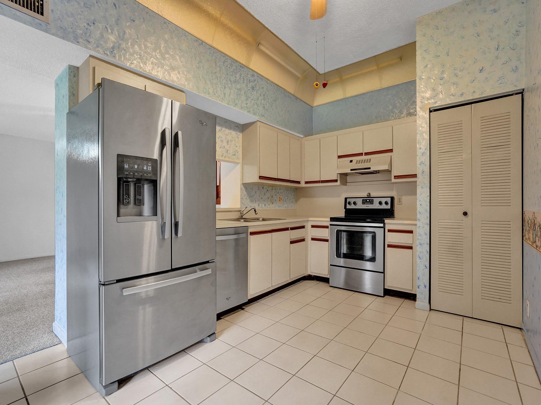 LAKEVIEW COURTS AT JACAR - Residential