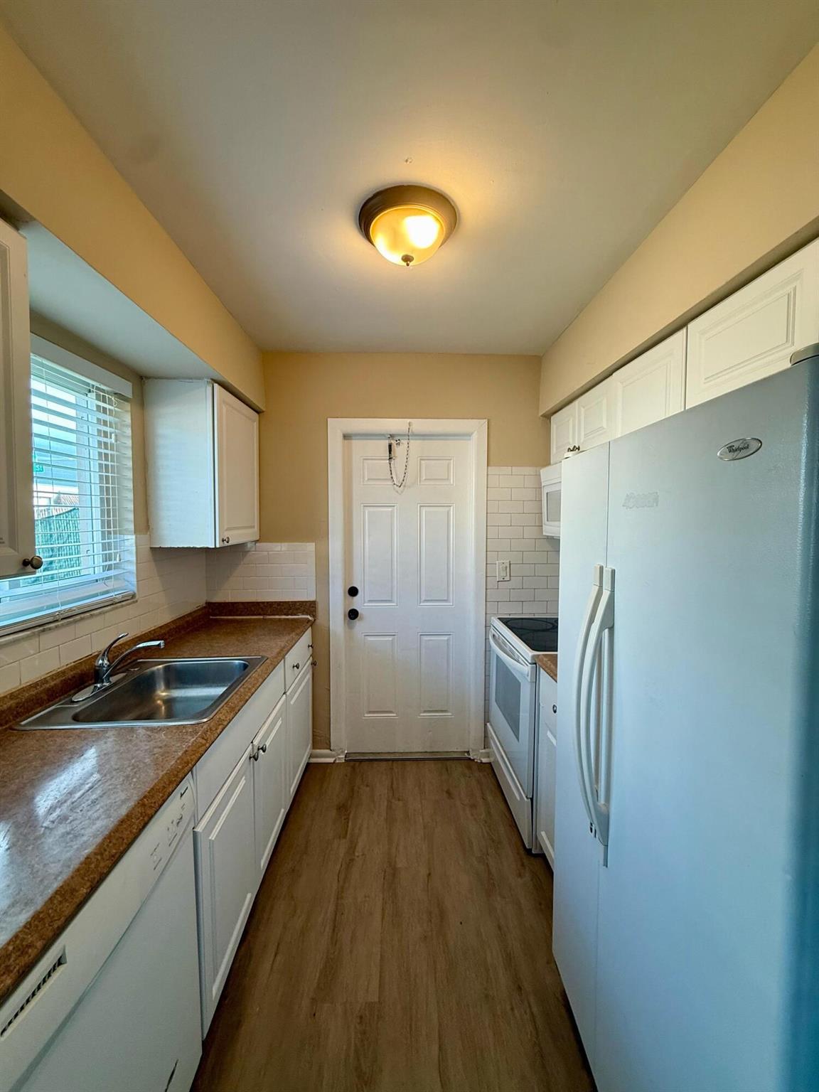 CRESTHAVEN NO 11 - Residential Lease