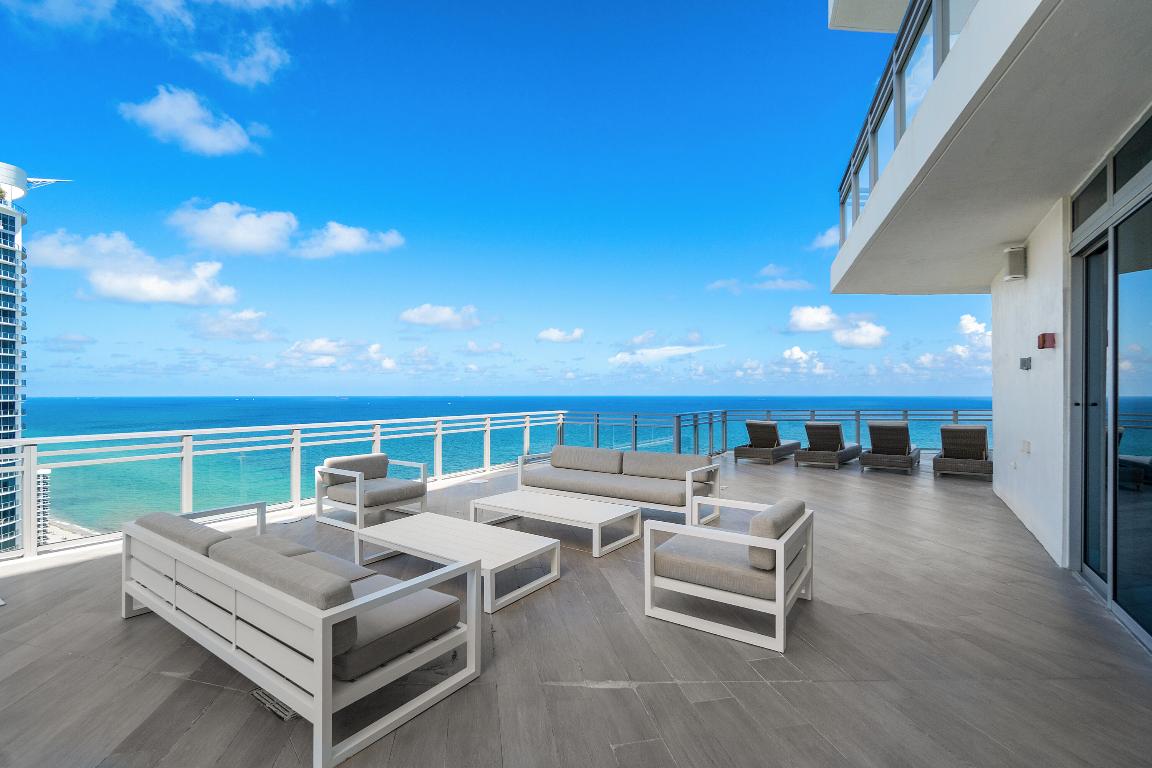 DIPLOMAT OCEANFRONT RESIDENCES - Residential