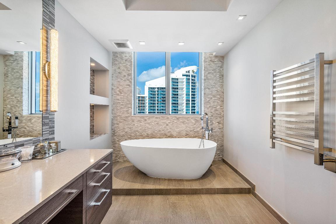 DIPLOMAT OCEANFRONT RESIDENCES - Residential