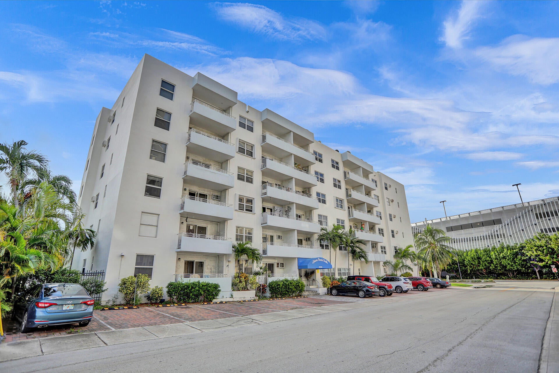 View photos, virtual tours, details... 2900 Banyan Street 101