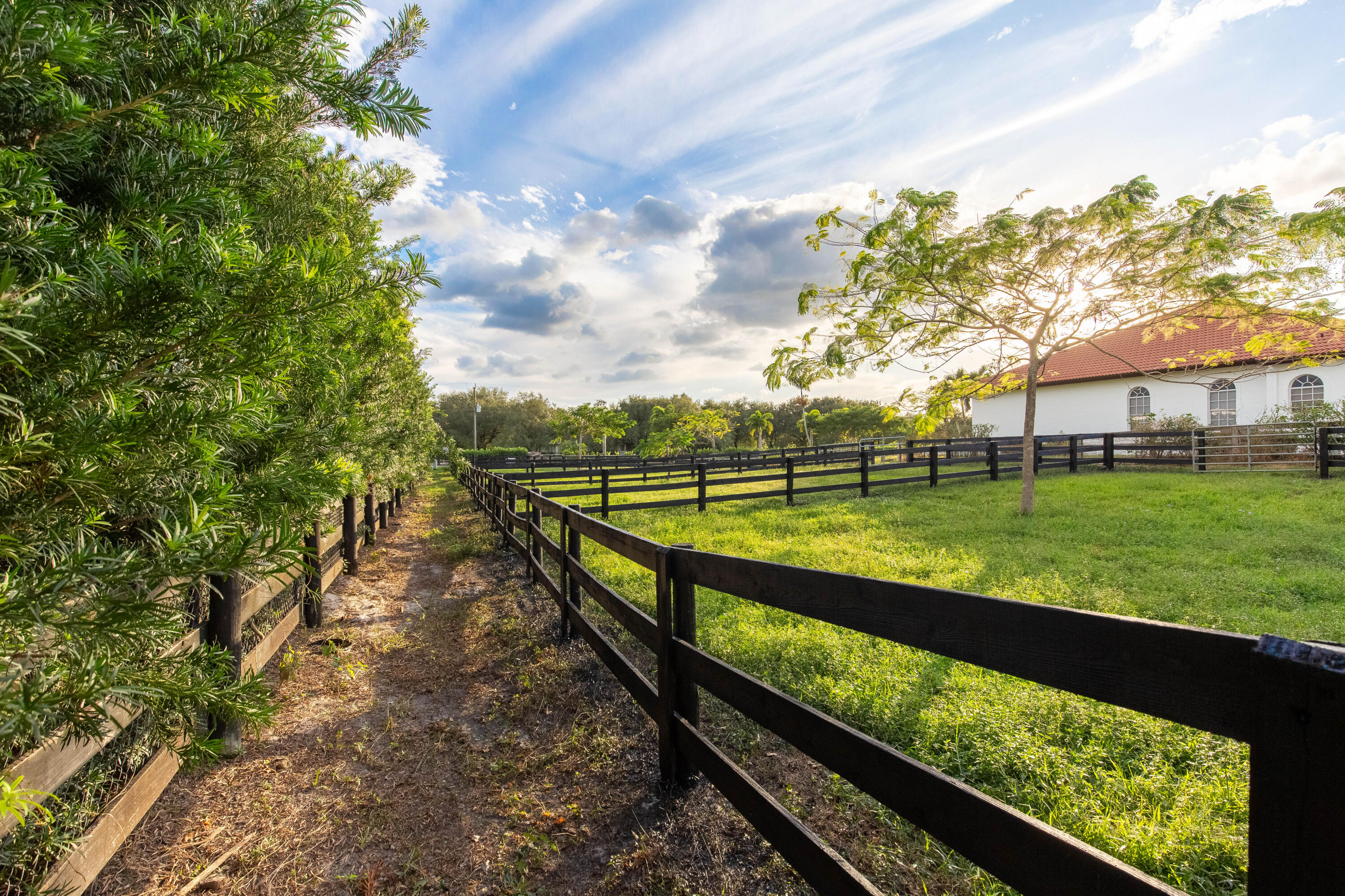 SADDLE TRAIL PARK OF WELLINGTON - Residential Lease