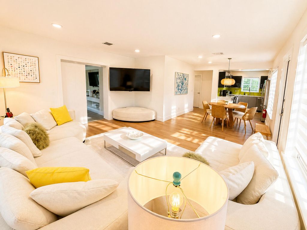 Photo of 800 SE 11th Court, Fort Lauderdale, FL 33316 (MLS # F10546316)
