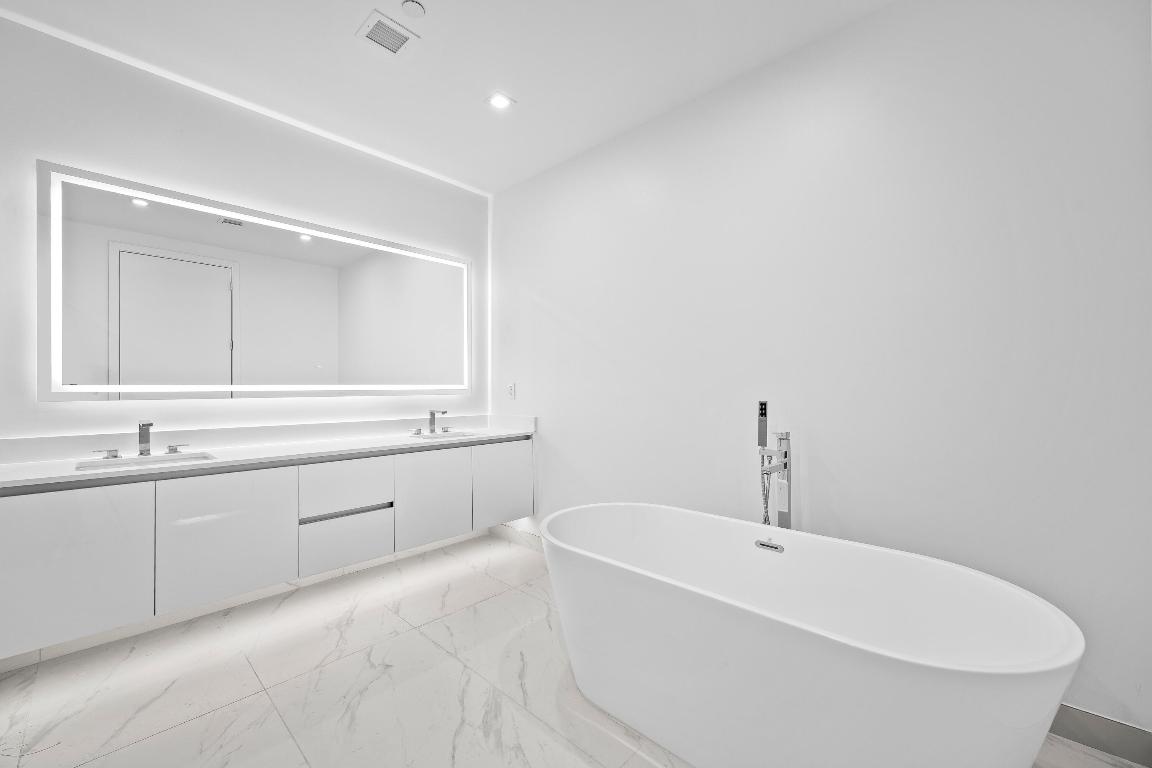 NAUTILUS 220 CONDOMINIUM - Residential