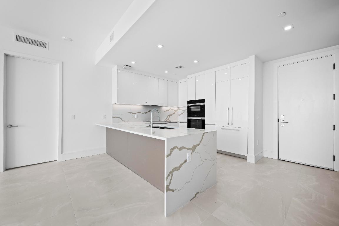 220 Lake Shore Drive 915