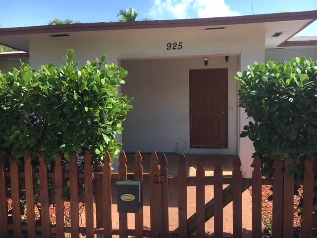 Welcome to your new home. Conveniently located within walking distance of Downtown Hollywood. Private entrance with covered front porch. The unit is clean and in great condition. Plenty of street parking. Washer & dryer shared with the other half of the duplex & is included in your rent (no coins needed). So close to Hollywood Beach & Hallandale Beach. Near all major airports & seaports. Walking distance to Casinos & night life. New train system being implemented to allow for alternate transportation.