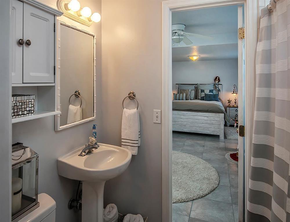 ROCKRIDGE SUB UNIT 3 - Residential Lease