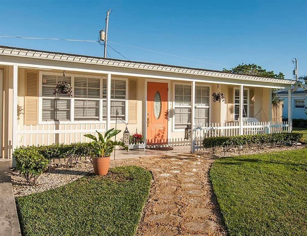 Photo of 1550 4th Avenue, Vero Beach, FL 32960 (MLS # R11148617)