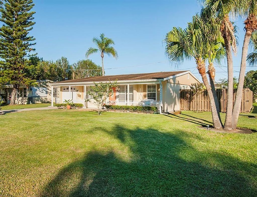 Photo of 1550 4th Avenue, Vero Beach, FL 32960 (MLS # R11148617)