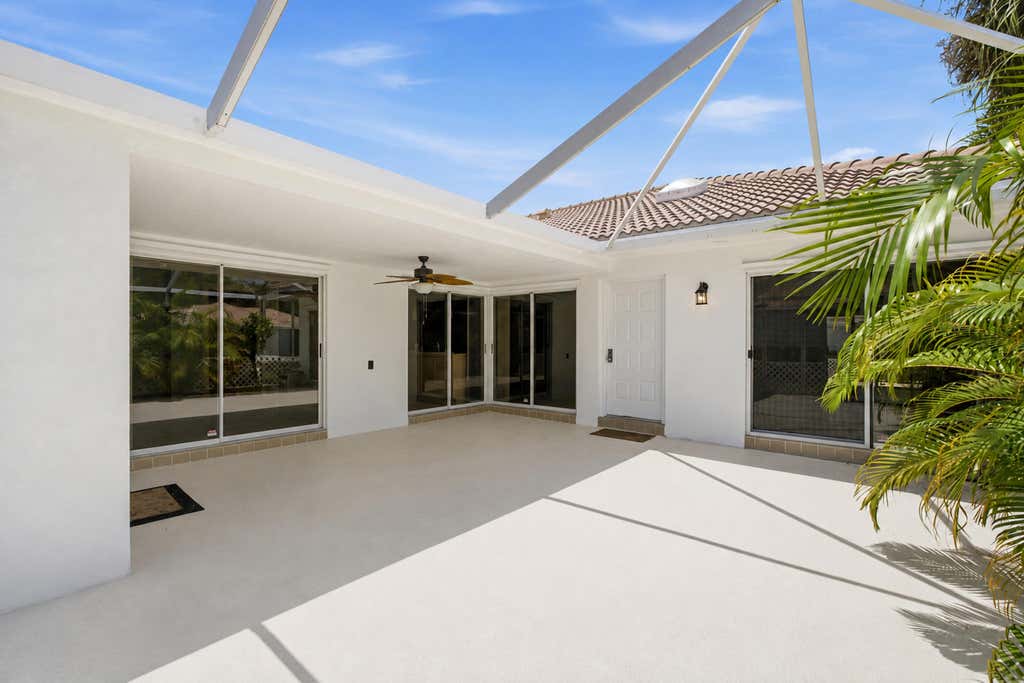 Photo of 10701 Chapman Oak Court, Palm Beach Gardens, FL 33410 (MLS # B26052931)