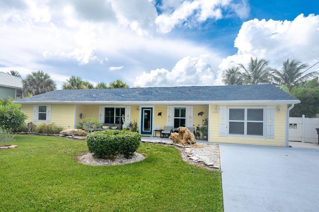 Photo of 1805 Plover Avenue, Fort Pierce, FL 34949 (MLS # R11004967)