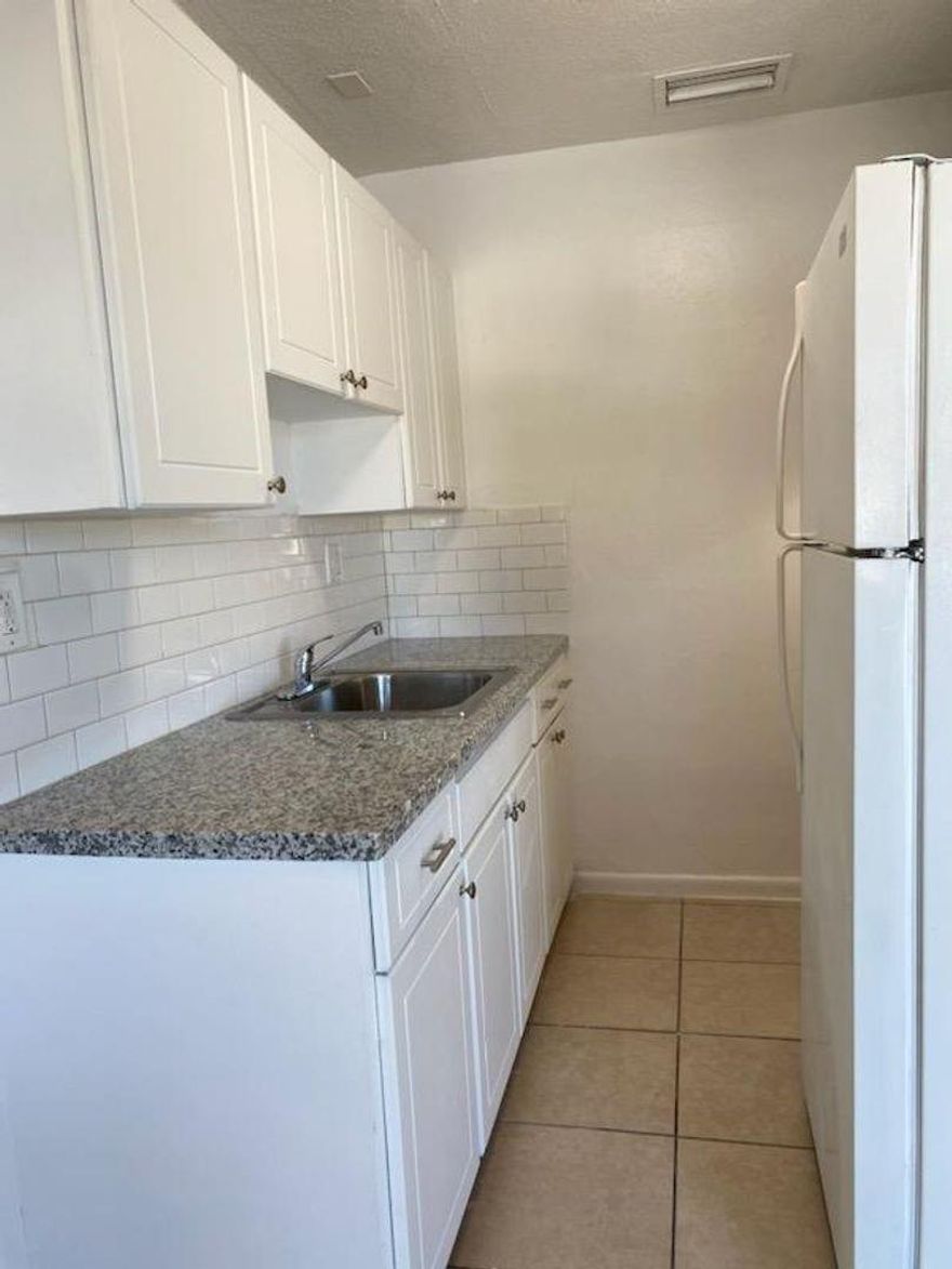 Welcome to this lovely second floor 1 bedroom, 1 bathroom apartment located in Coconut Creek, Florida. This cozy and inviting apartment is perfect for those who want to experience the relaxed coastal lifestyle of one of South Florida's most charming cities.
As you enter the apartment, you'll immediately notice the bright and airy atmosphere. The kitchen is fully equipped with a refrigerator and stove.