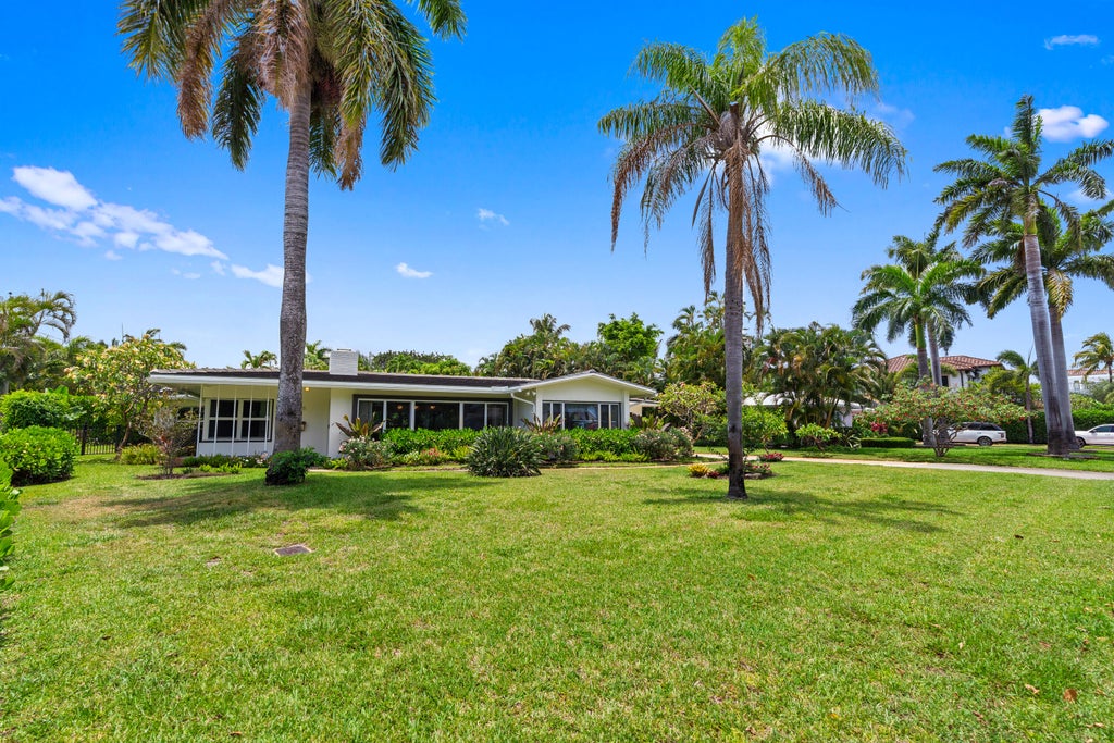 Photo of 1705 NE 26th Avenue, Fort Lauderdale, FL 33305 (MLS # B26037284)
