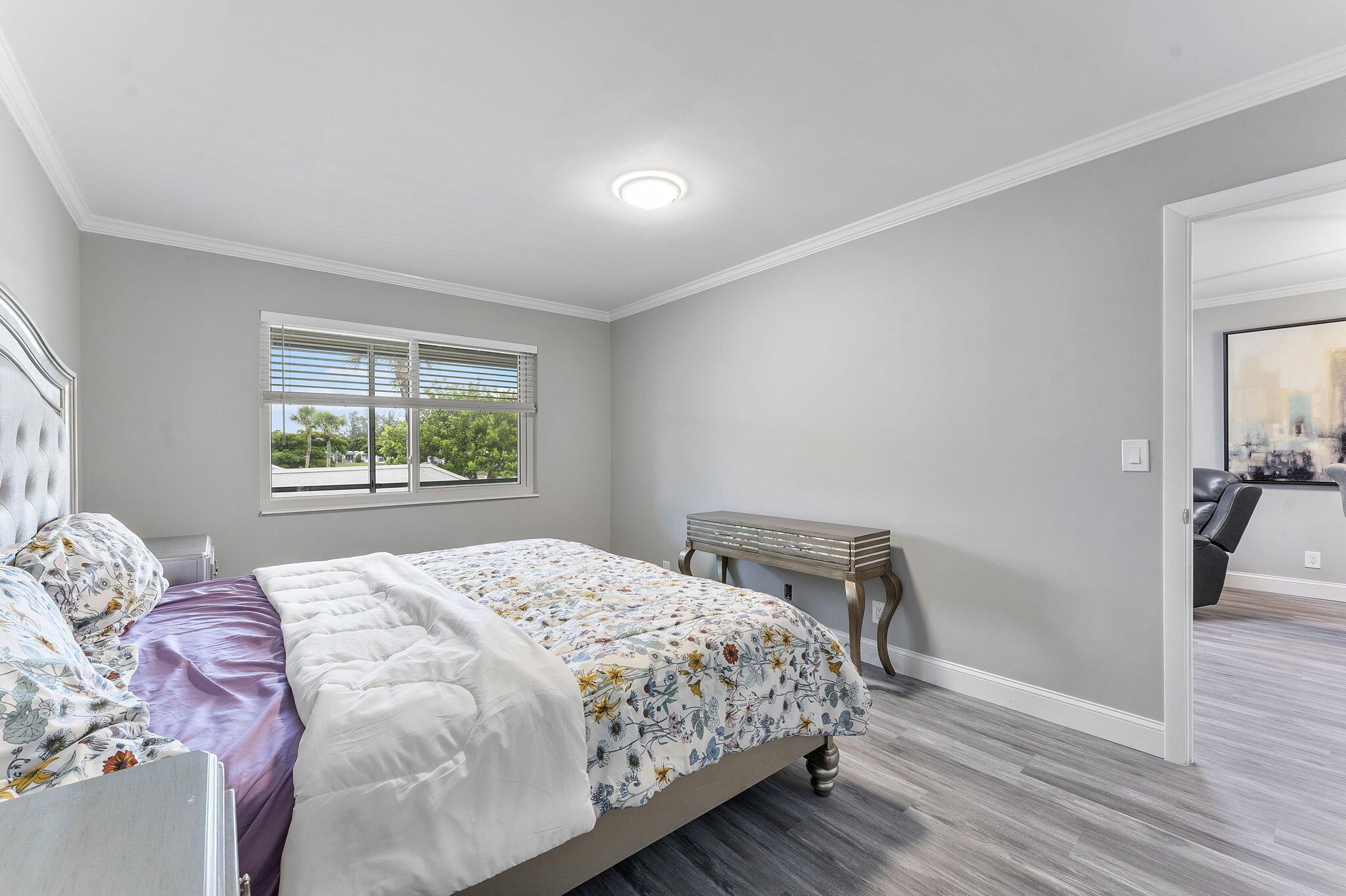 GOLDEN LAKES VILLAGE COND - Residential