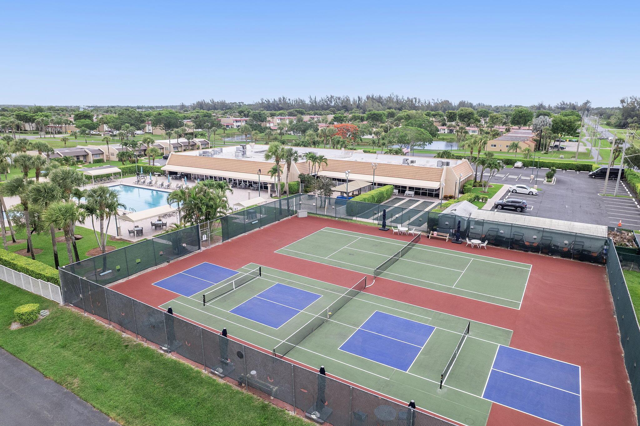 GOLDEN LAKES VILLAGE COND - Residential