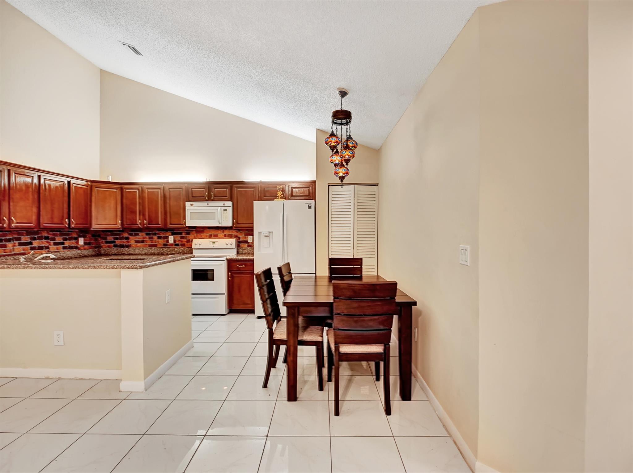 SUMMIT PINES UNIT 3 - Residential Lease