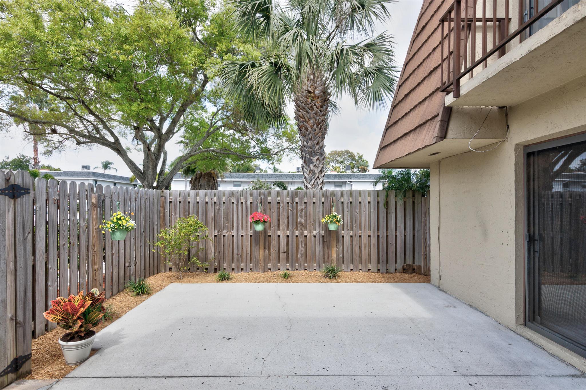 TROPIC GROVES VILLAS J - Residential