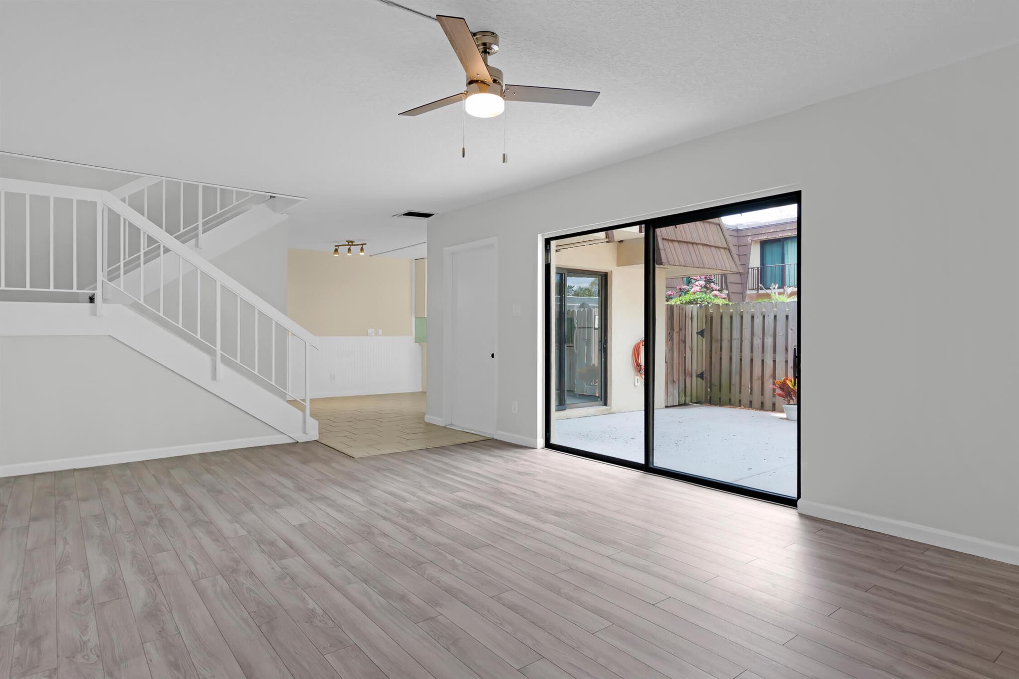 TROPIC GROVES VILLAS J - Residential