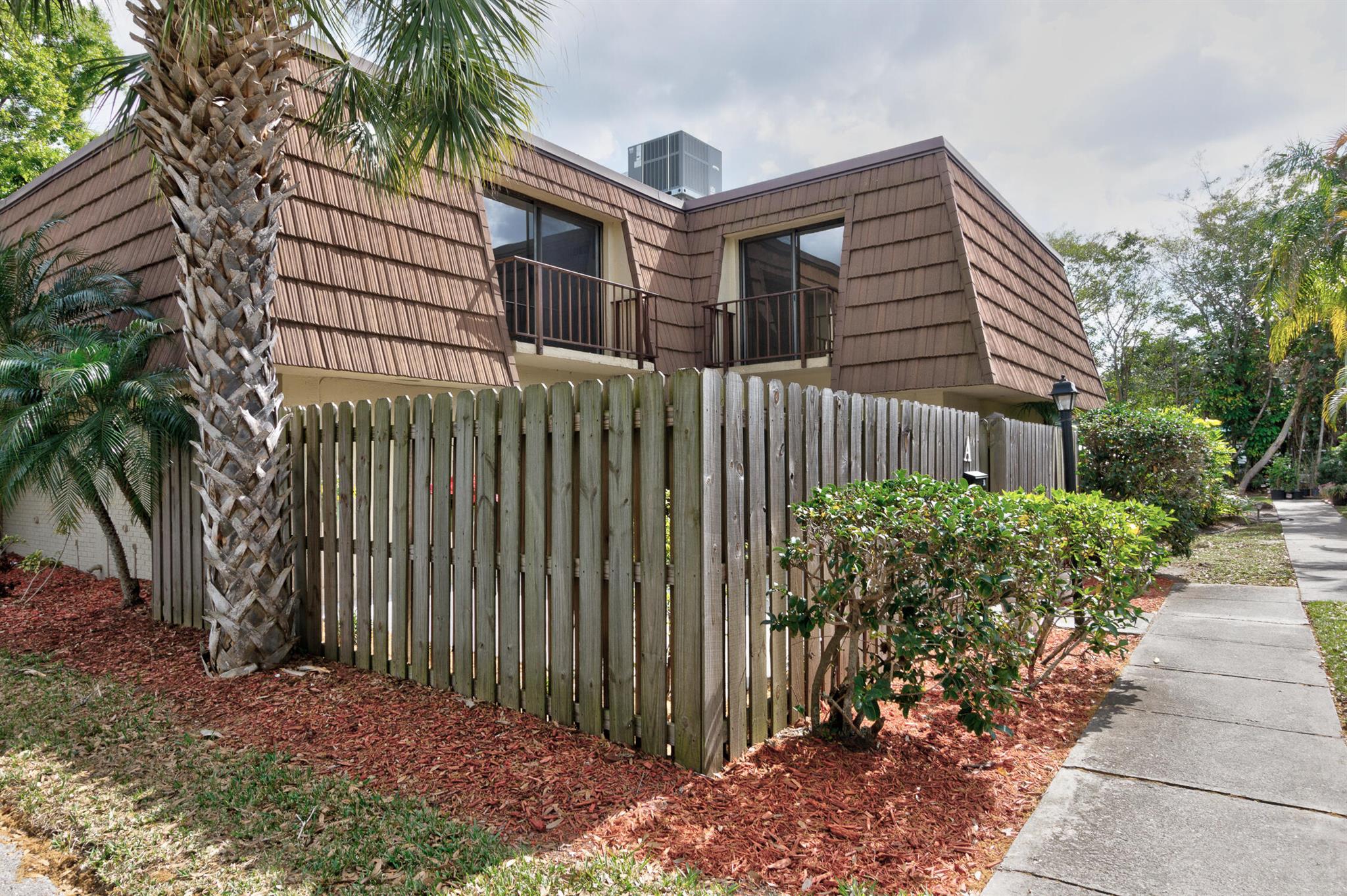 TROPIC GROVES VILLAS J - Residential