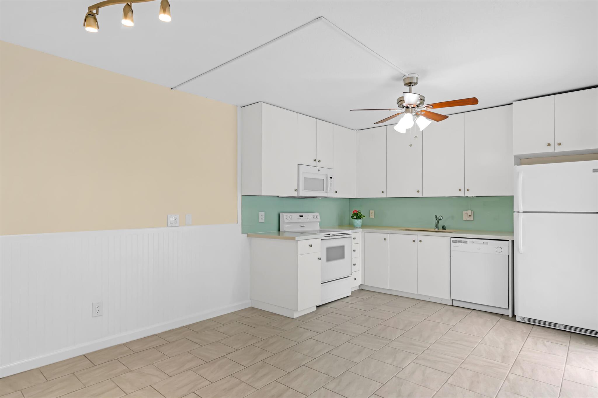 TROPIC GROVES VILLAS J - Residential