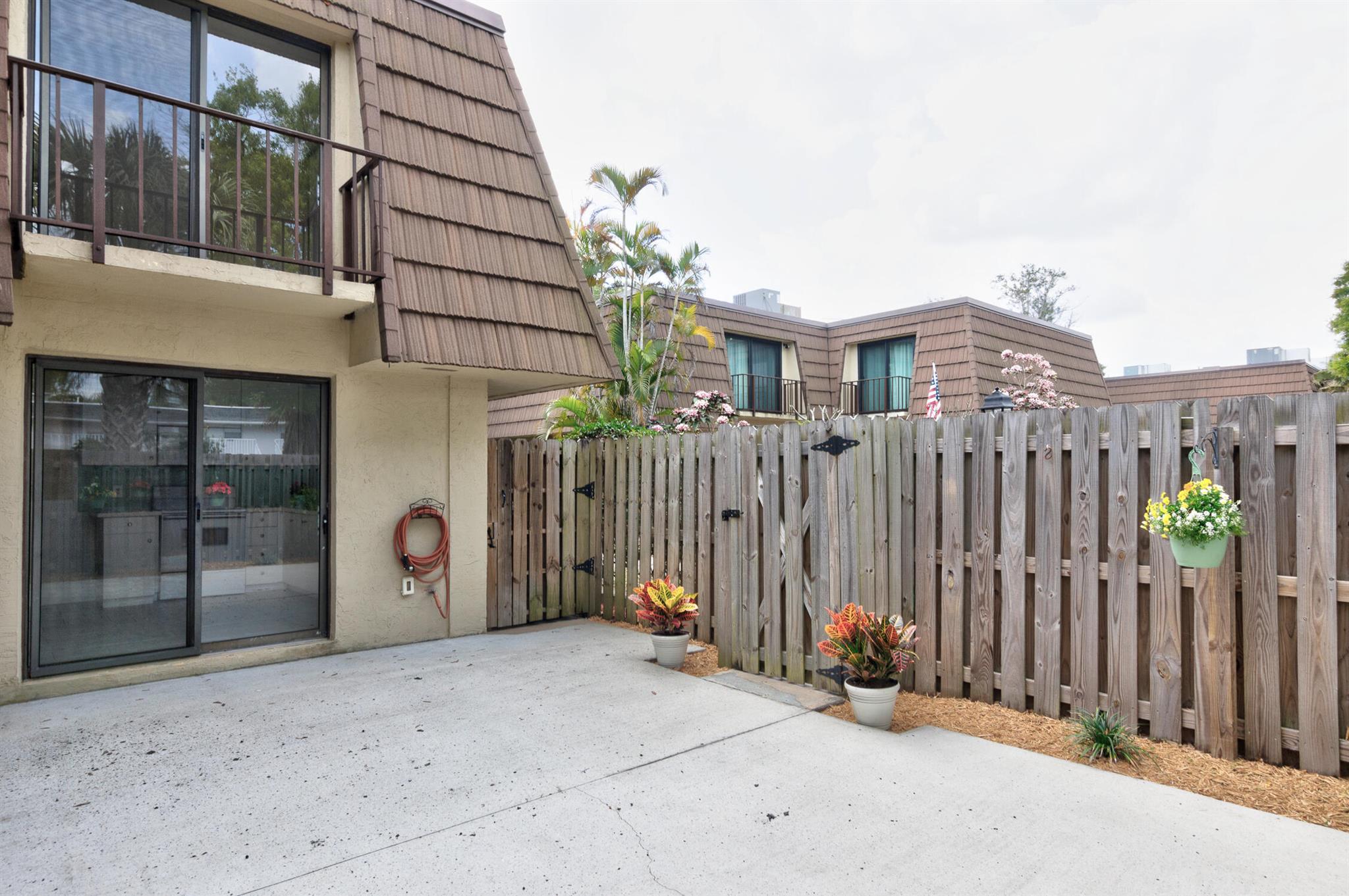 TROPIC GROVES VILLAS J - Residential