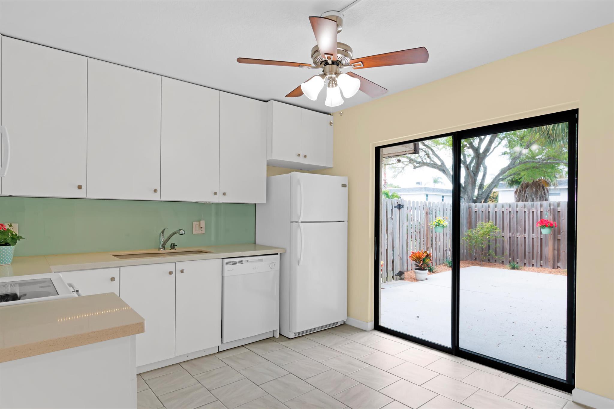 TROPIC GROVES VILLAS J - Residential