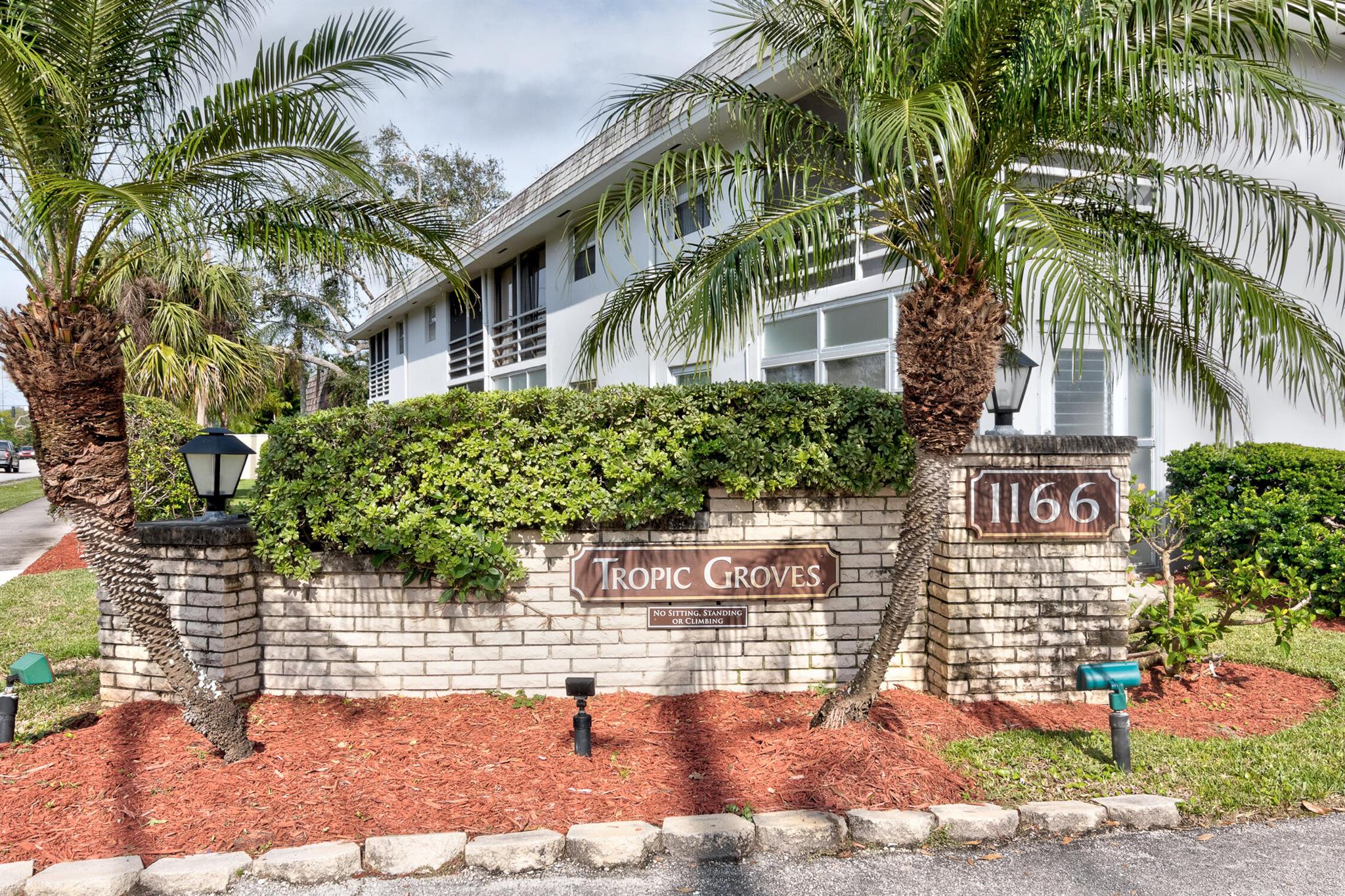 TROPIC GROVES VILLAS J - Residential