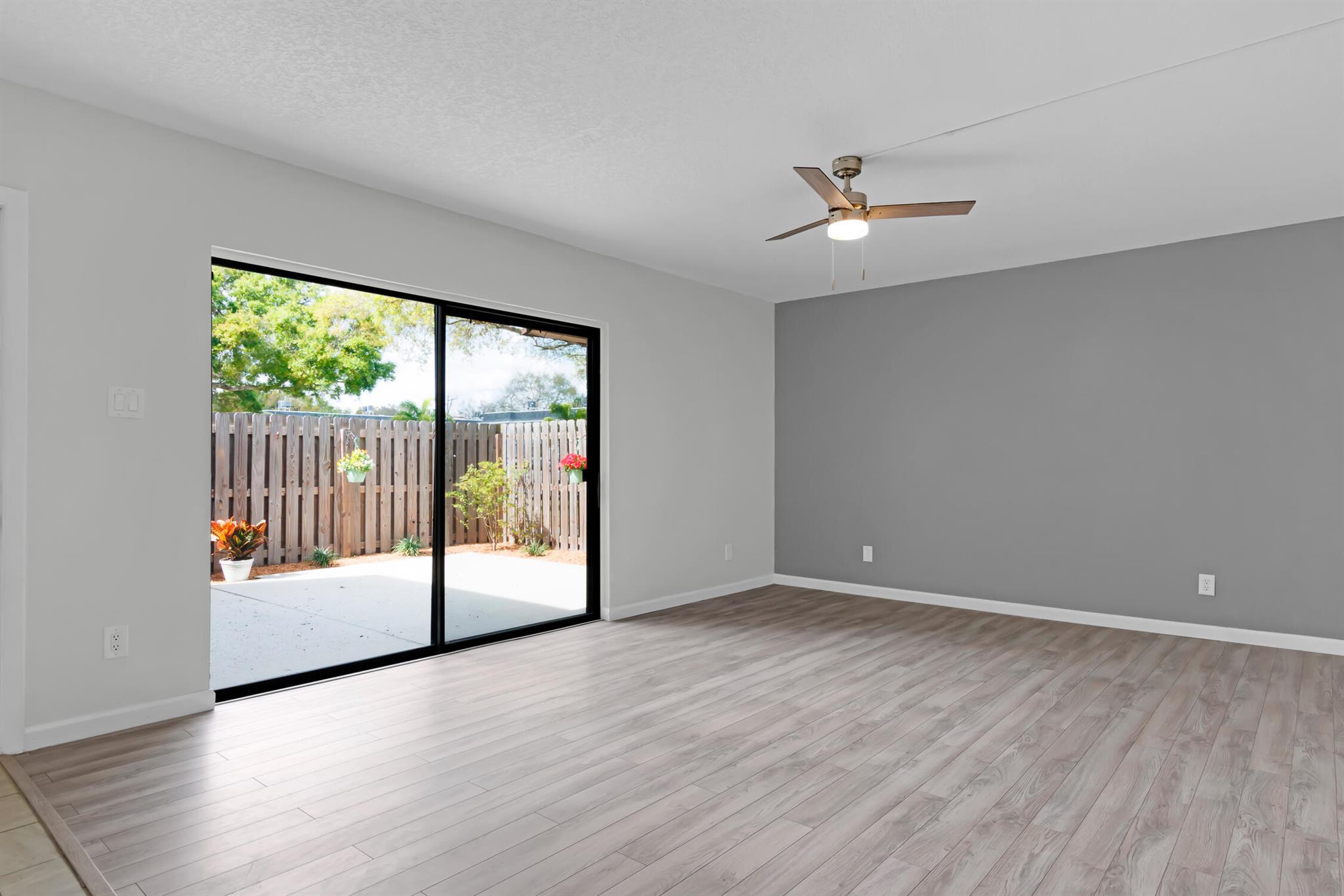 TROPIC GROVES VILLAS J - Residential