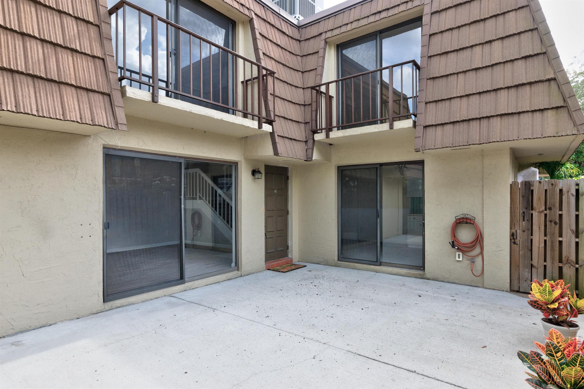 TROPIC GROVES VILLAS J - Residential