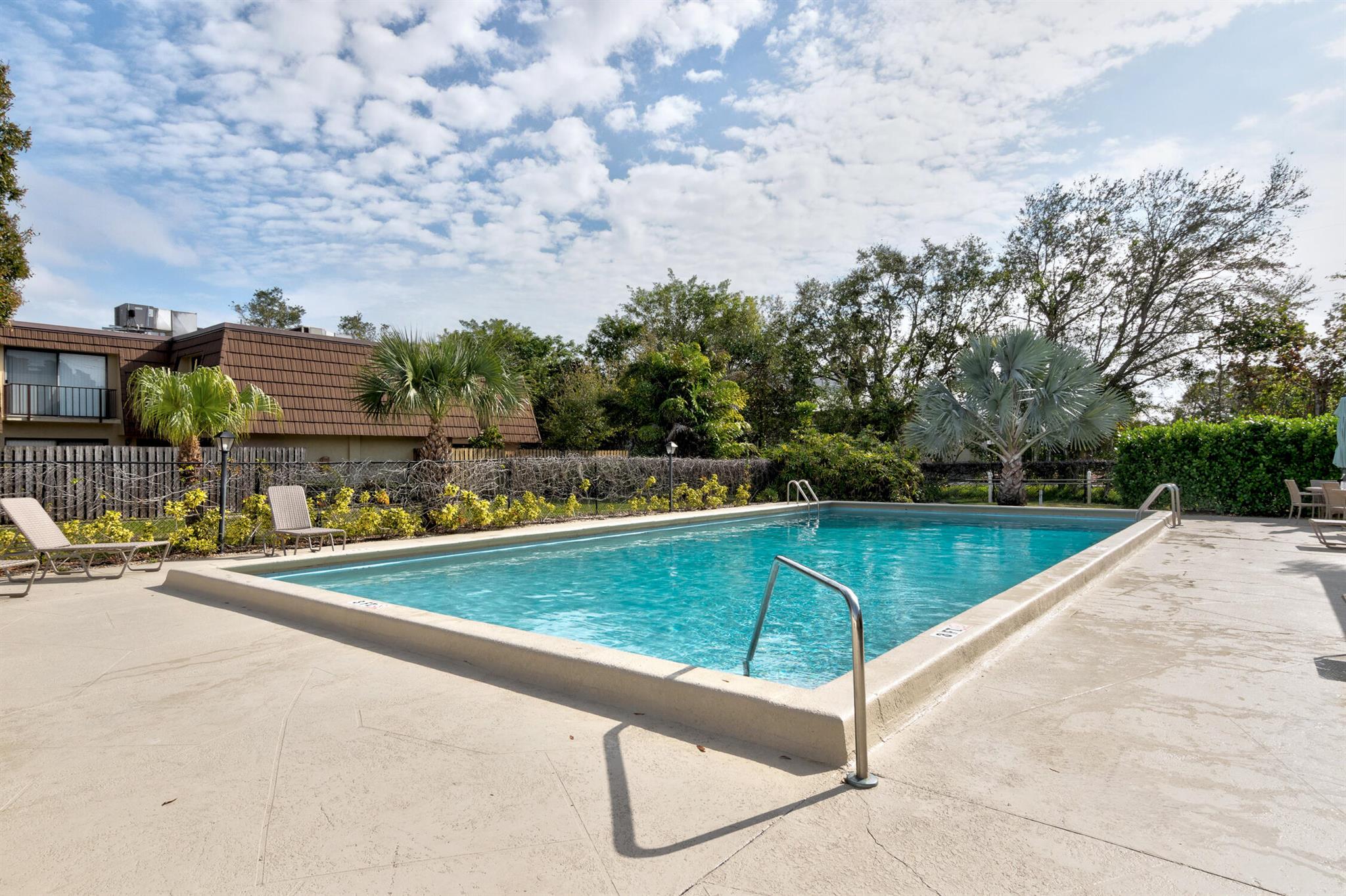 TROPIC GROVES VILLAS J - Residential