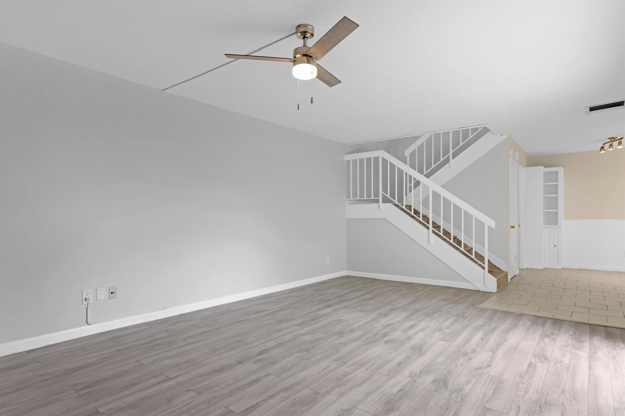 TROPIC GROVES VILLAS J - Residential