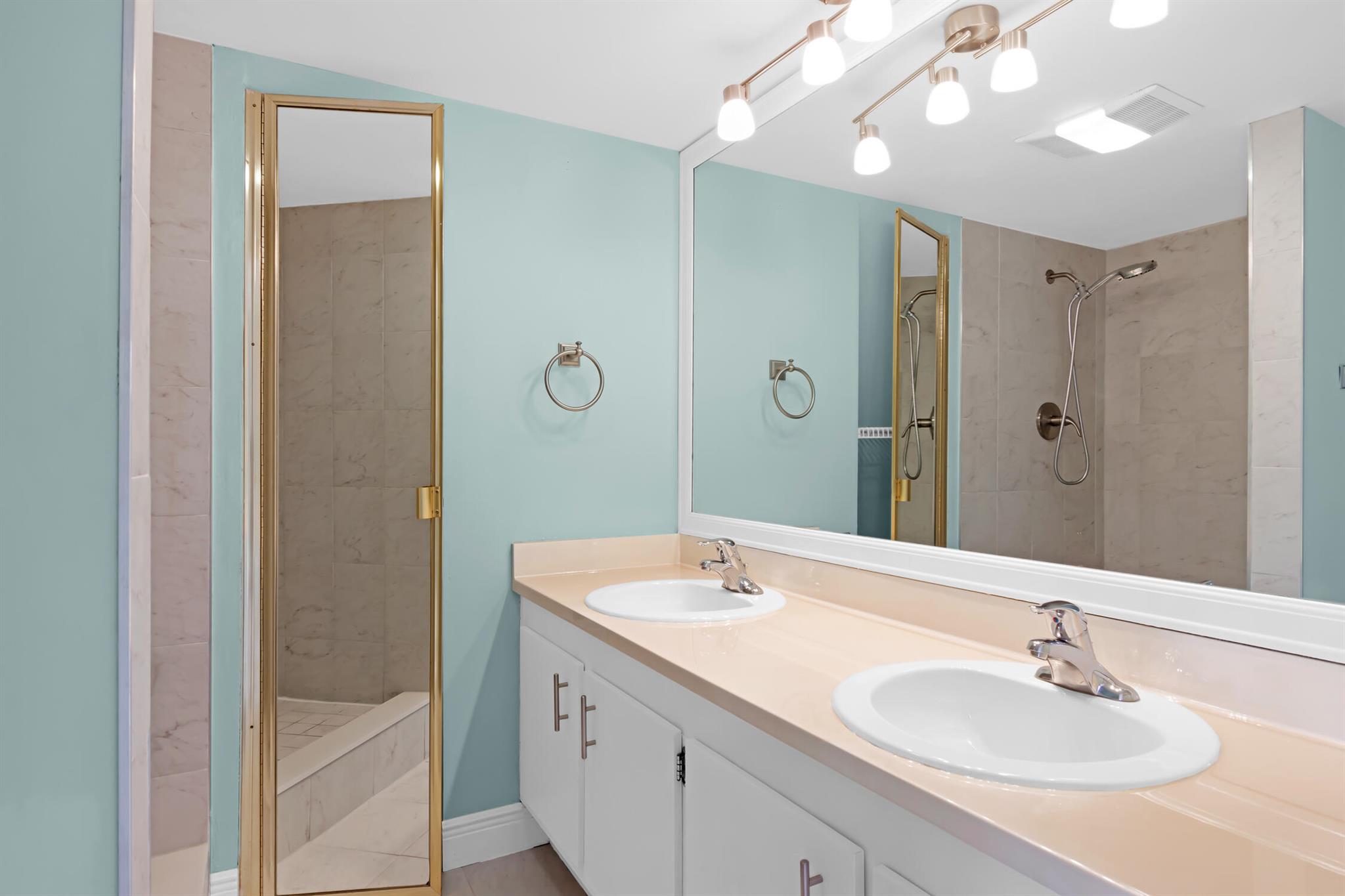 TROPIC GROVES VILLAS J - Residential