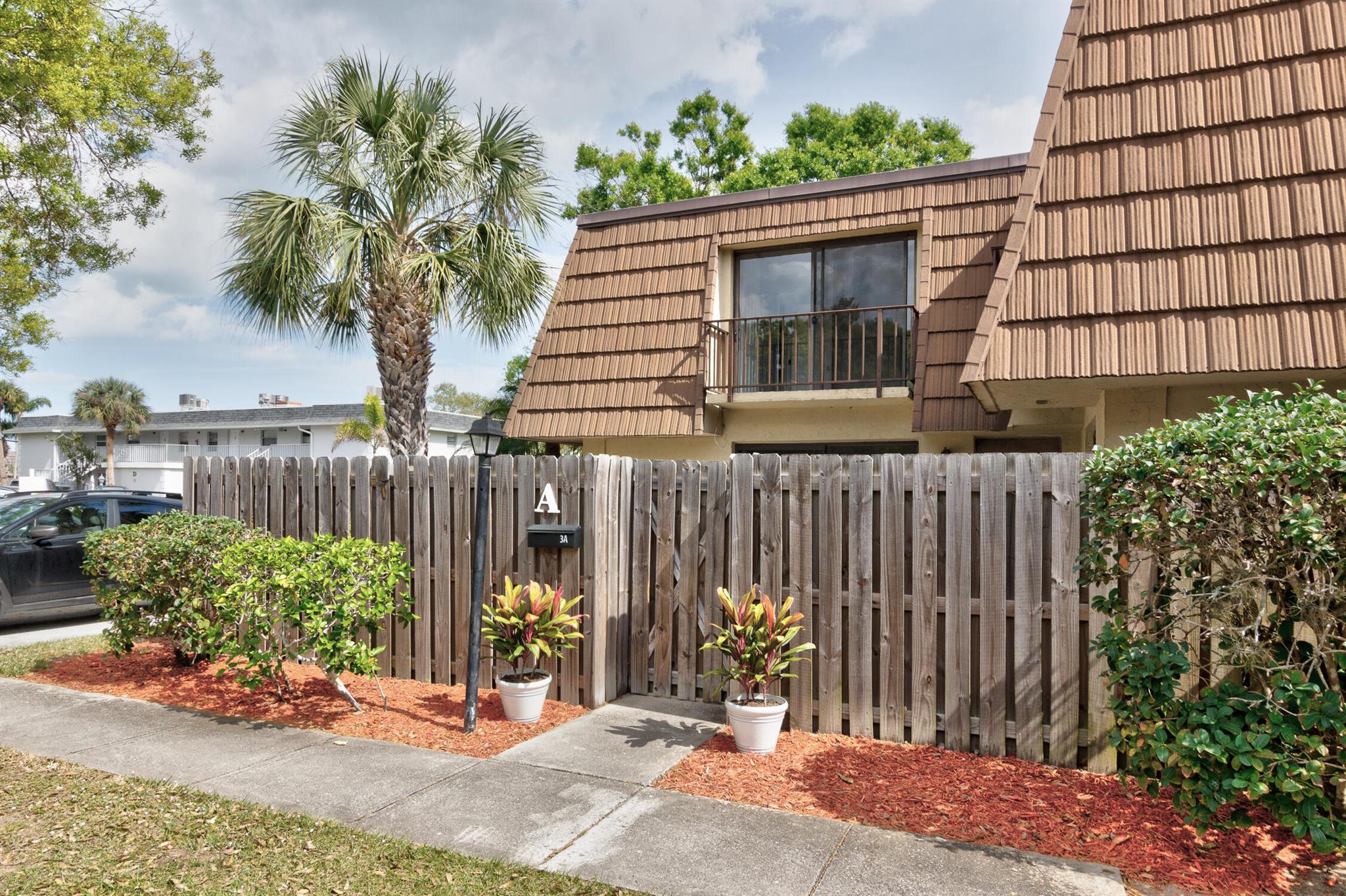 TROPIC GROVES VILLAS J - Residential