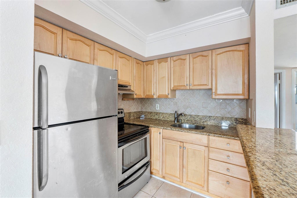 Photo of 4050 NE 12th Terrace #39-2, Oakland Park, FL 33334 (MLS # B26047343)