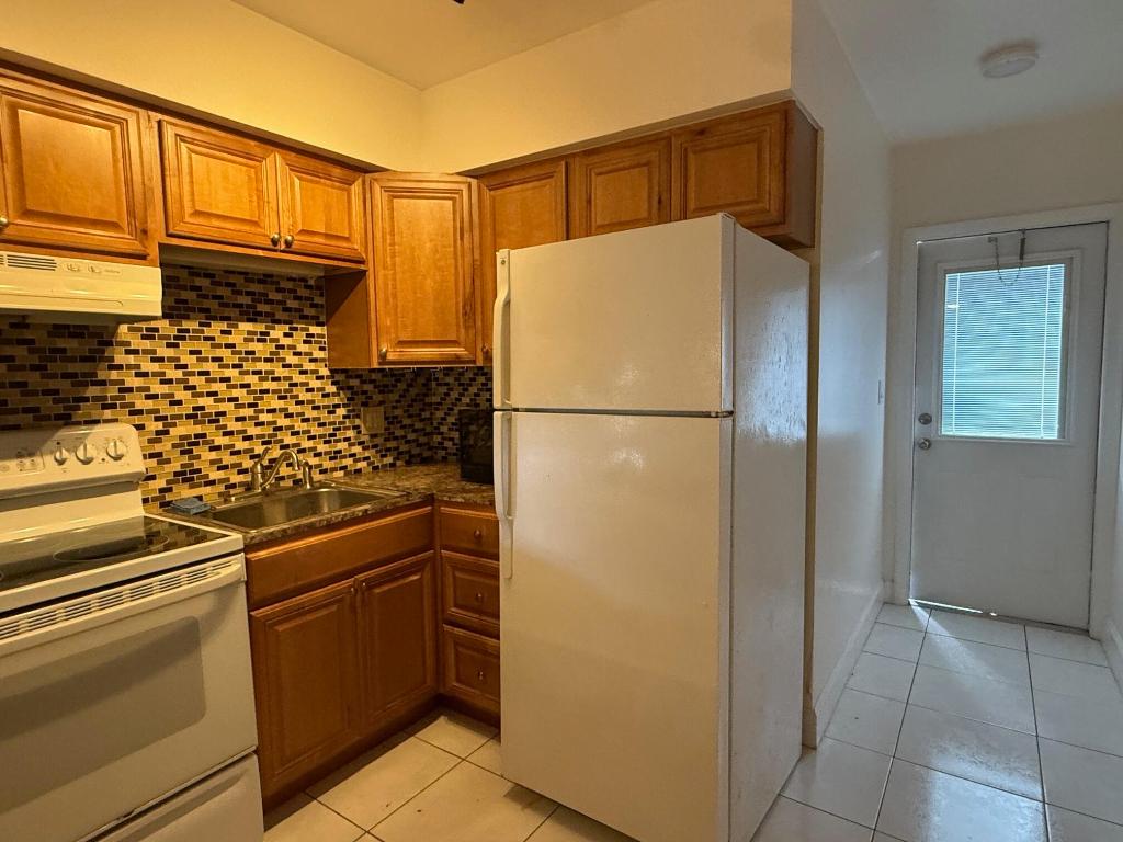 SUNLAND GARDEN APTS NUMBER TWO - Residential Lease