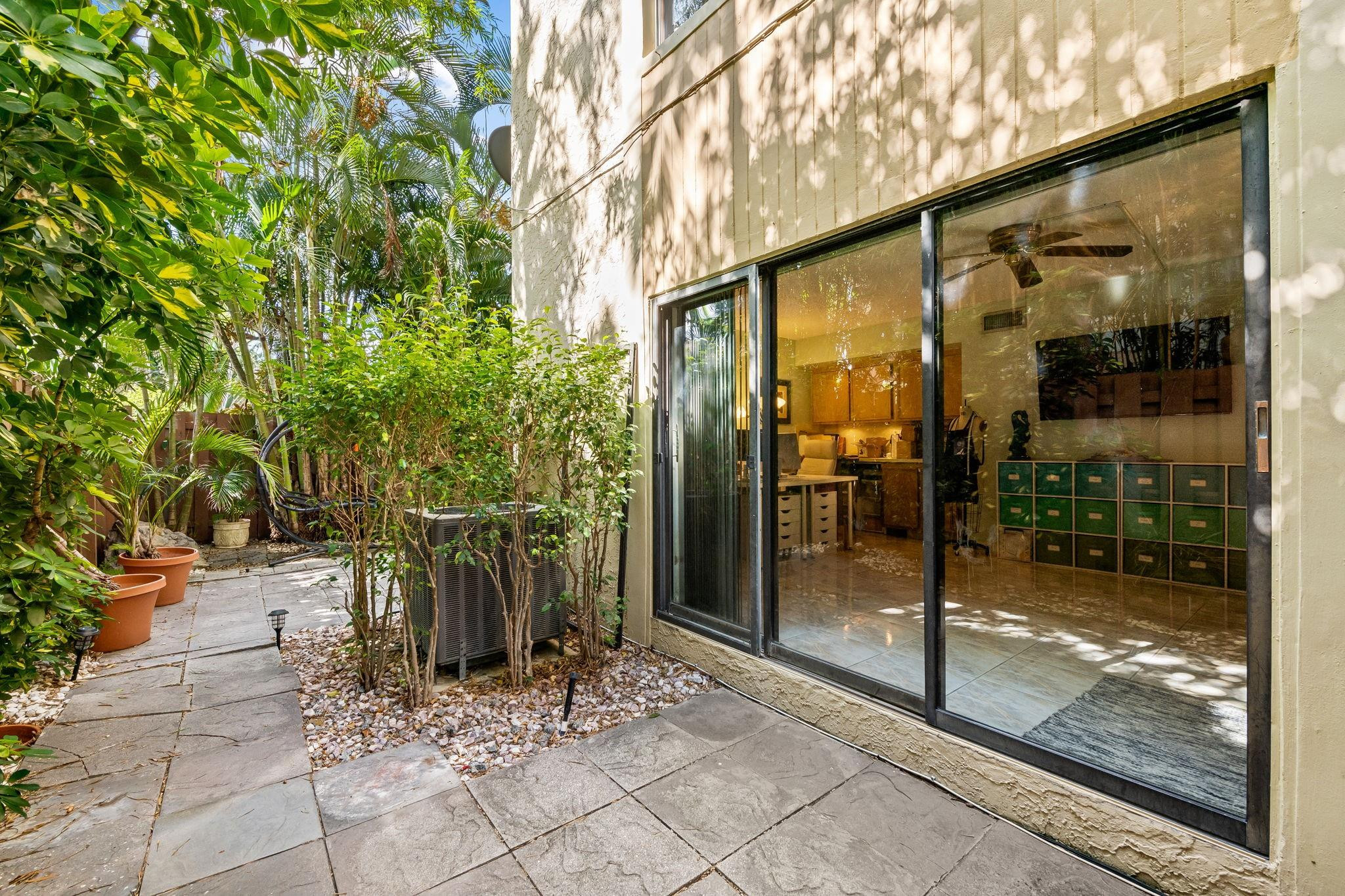 TOR-PALM TOWNHOUSES CONDO - Residential