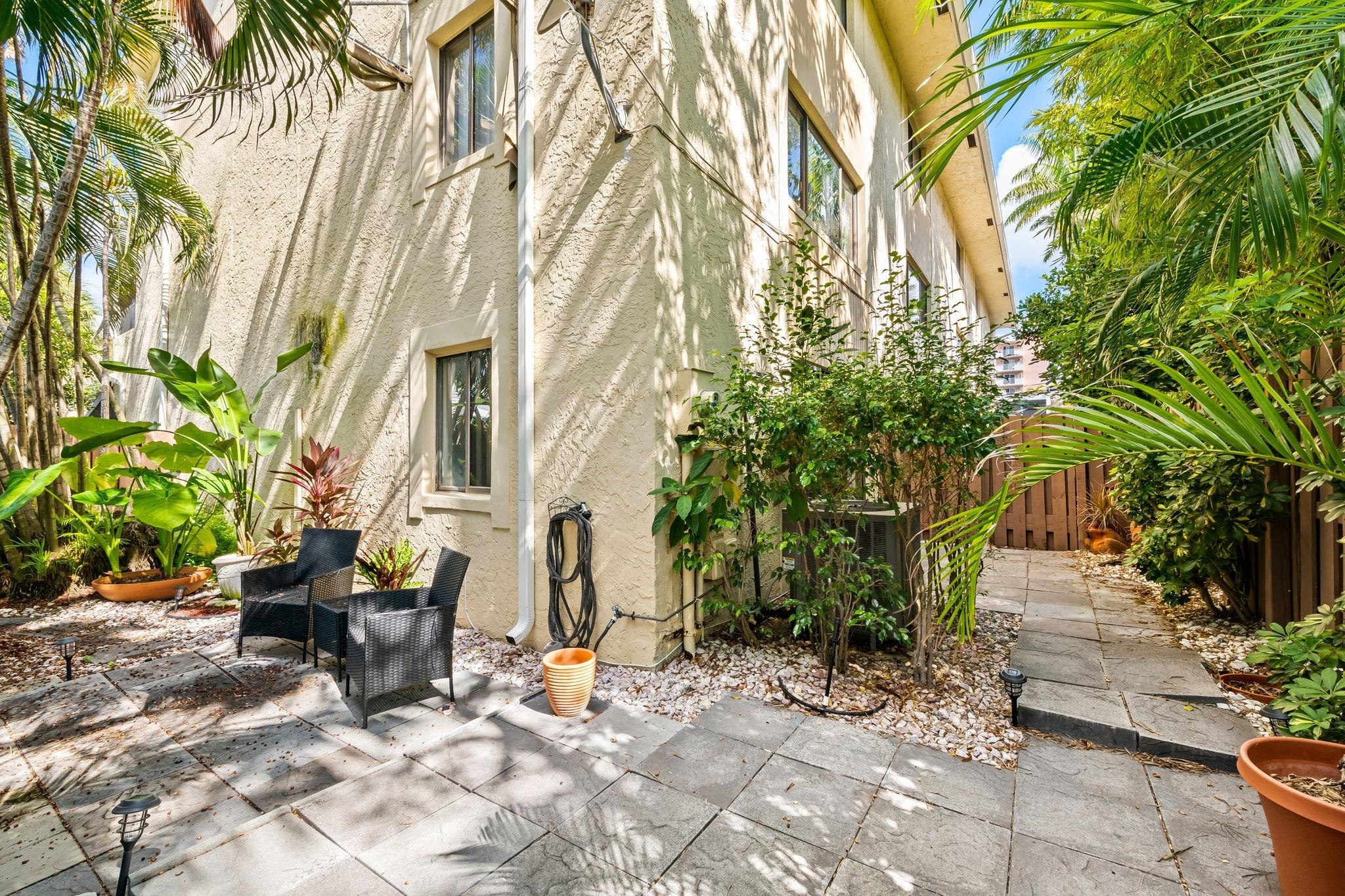 TOR-PALM TOWNHOUSES CONDO - Residential