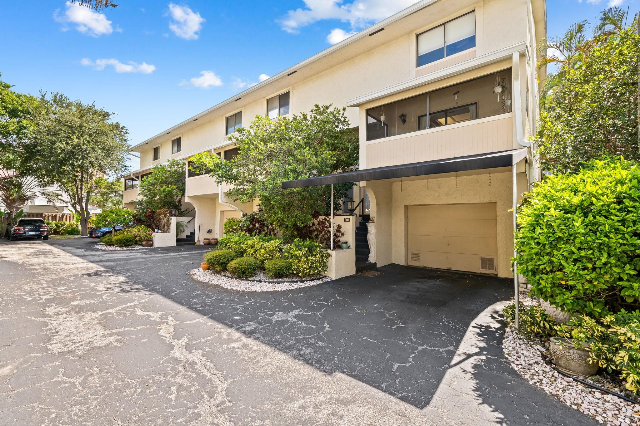 TOR-PALM TOWNHOUSES CONDO - Residential