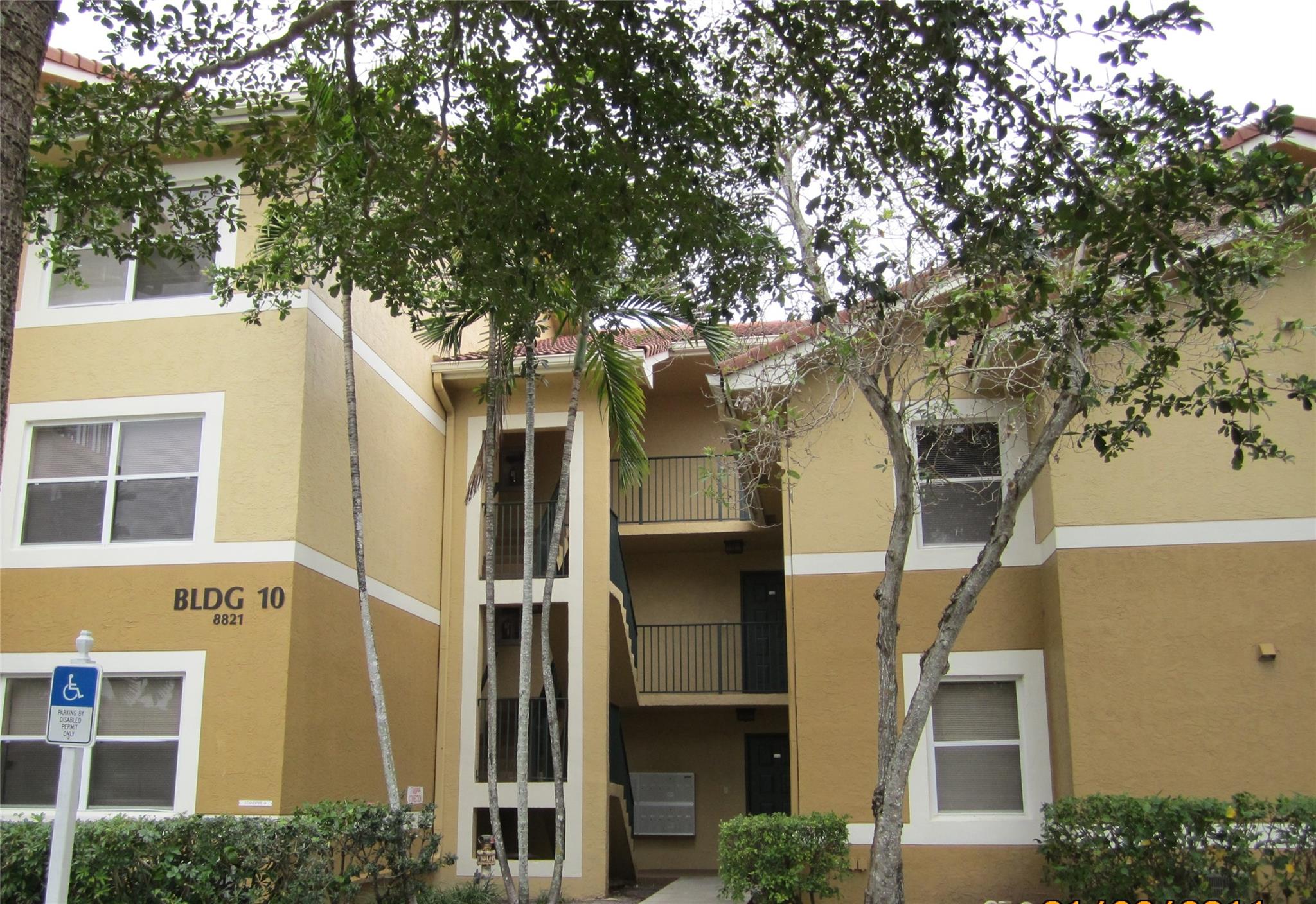END UNIT WITH BEAUTIFUL POOL & LAKE VIEW LOCATED IN GATED COMMUNITY.**VAULTED CEILINGS**LAMINATED WOOD FLOOR IN LIVING AREA**OPEN KITCHEN**STACKABLE WASHER/DRYER**RESORT STYLE COMMUNITY WITH 2 POOLS, GYM, TENNIS COURT, PLAYGROUND, PICNIC AREA AND MORE. LOCATED WITHIN WALKING DISTANCE TO SHOPPING AND RESTAURANTS