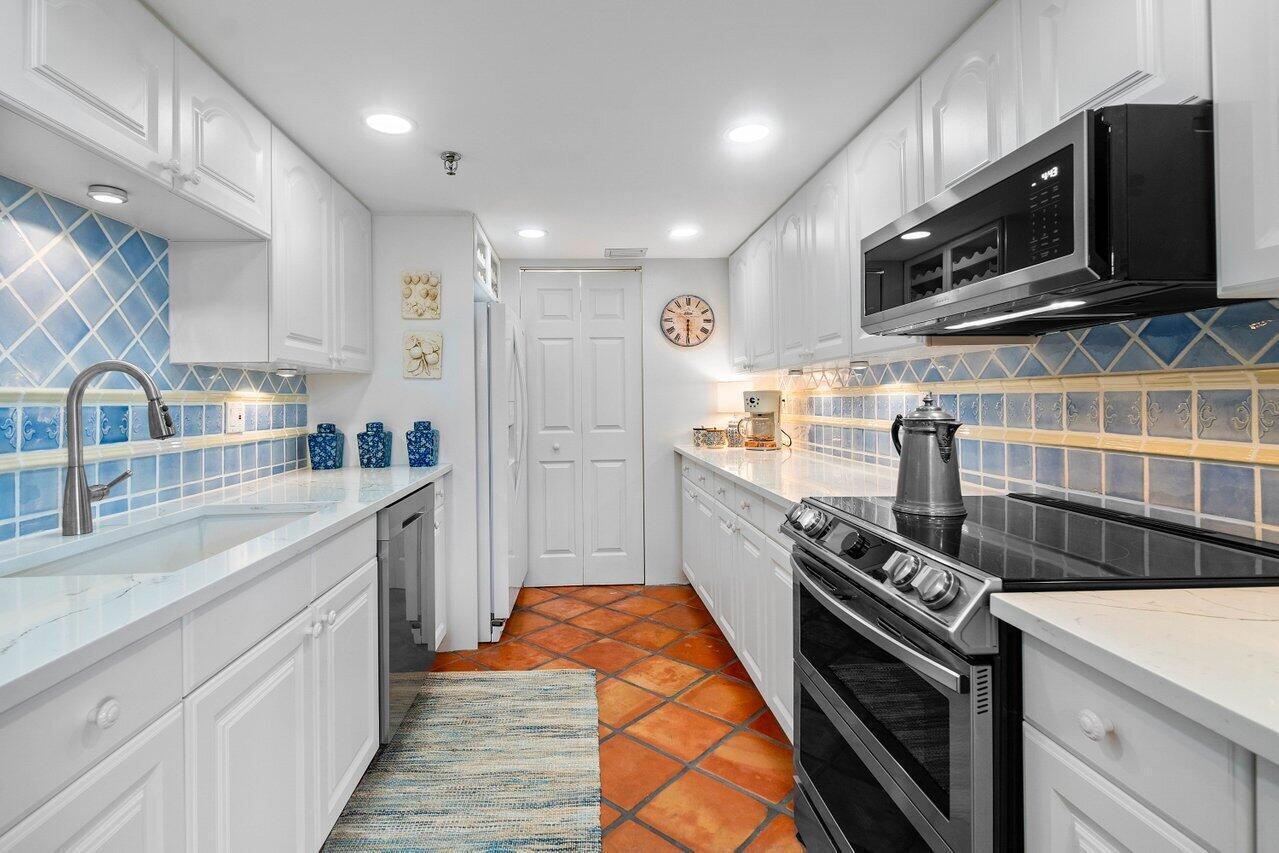 PORTA BELLA EAST AND PORTA BELLA SW CONDO AS - Residential Lease