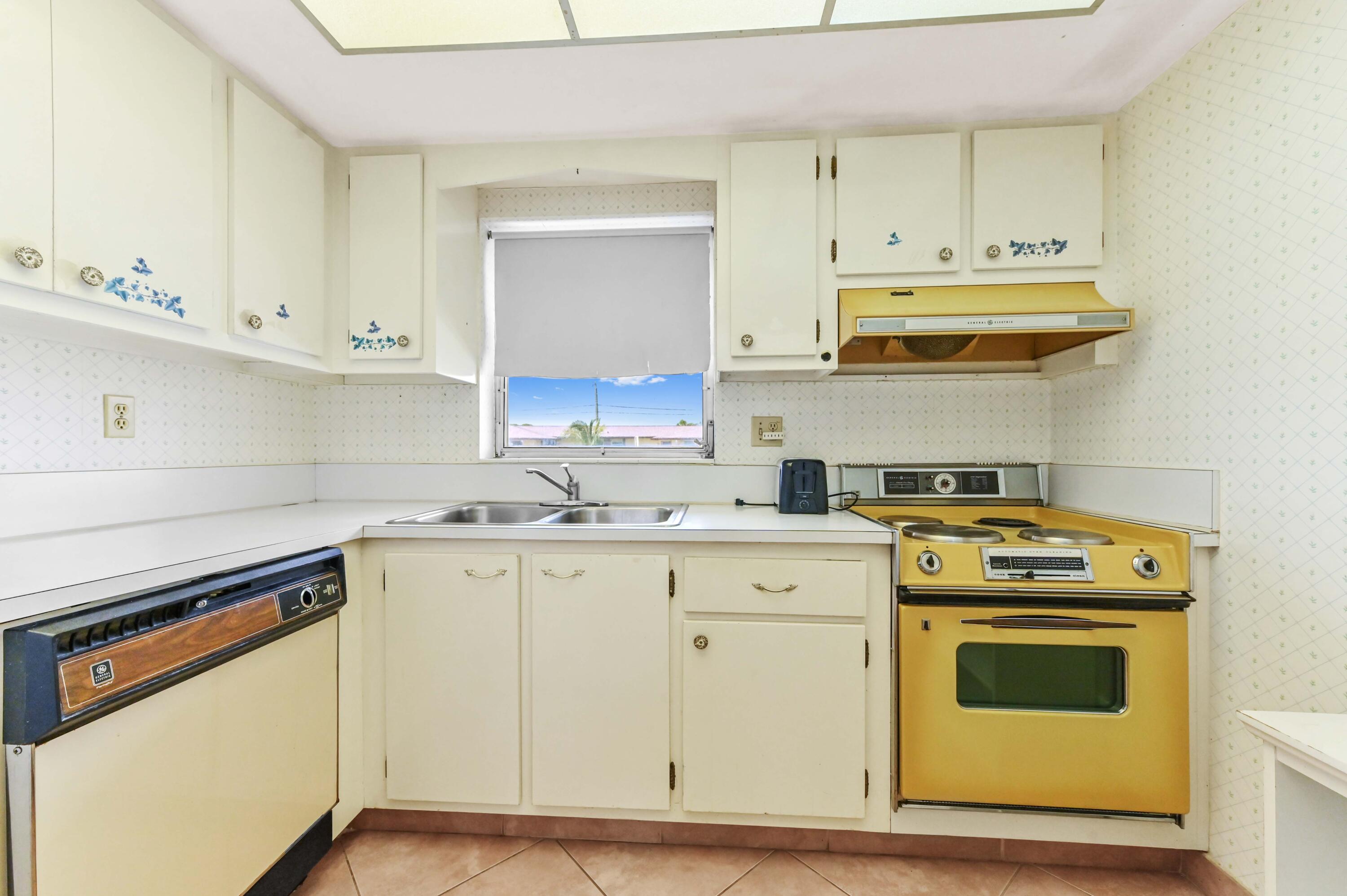 Cresthaven Villas Condominiums - Residential