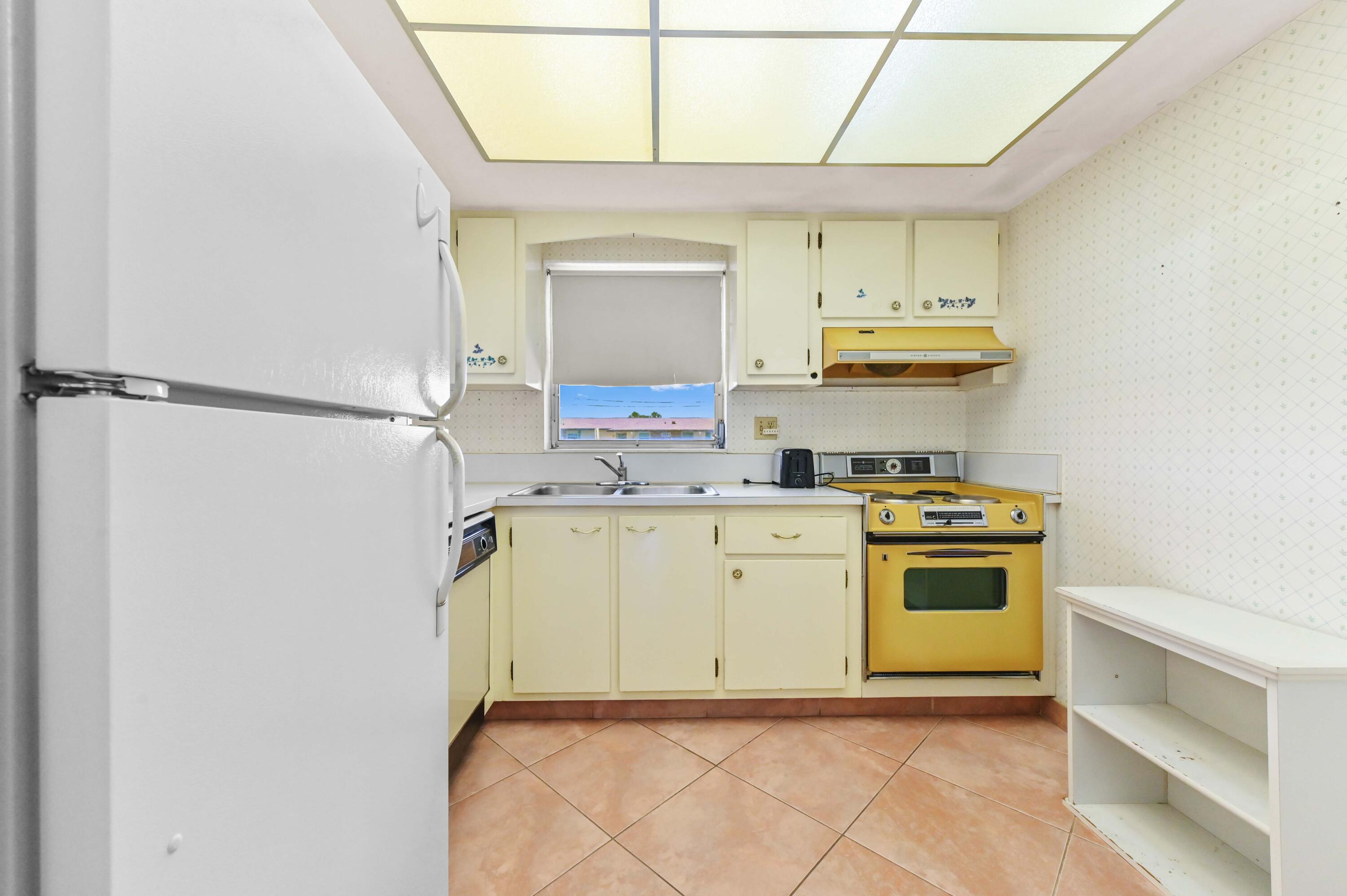 Cresthaven Villas Condominiums - Residential