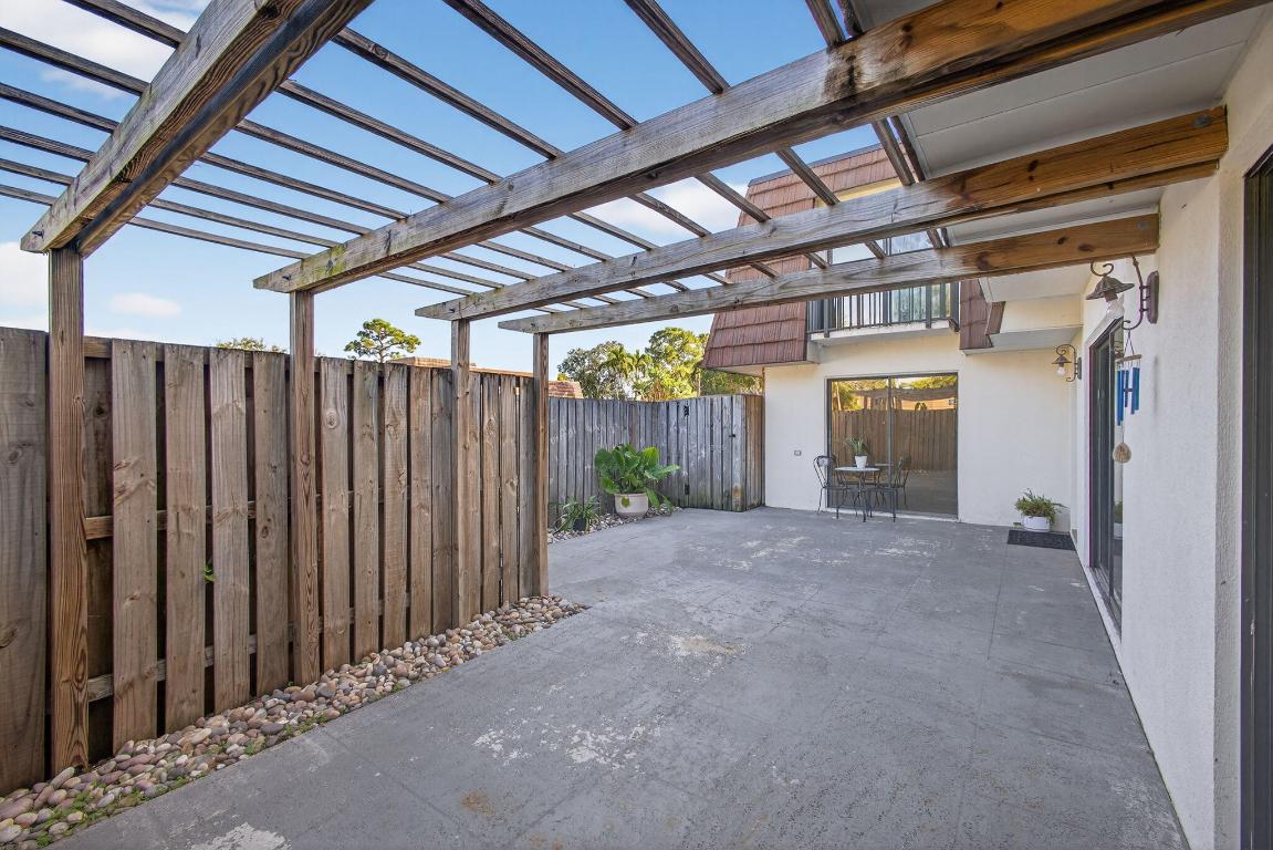 GARDEN LAKES AND GARDEN SQUARE SHOPS - Residential