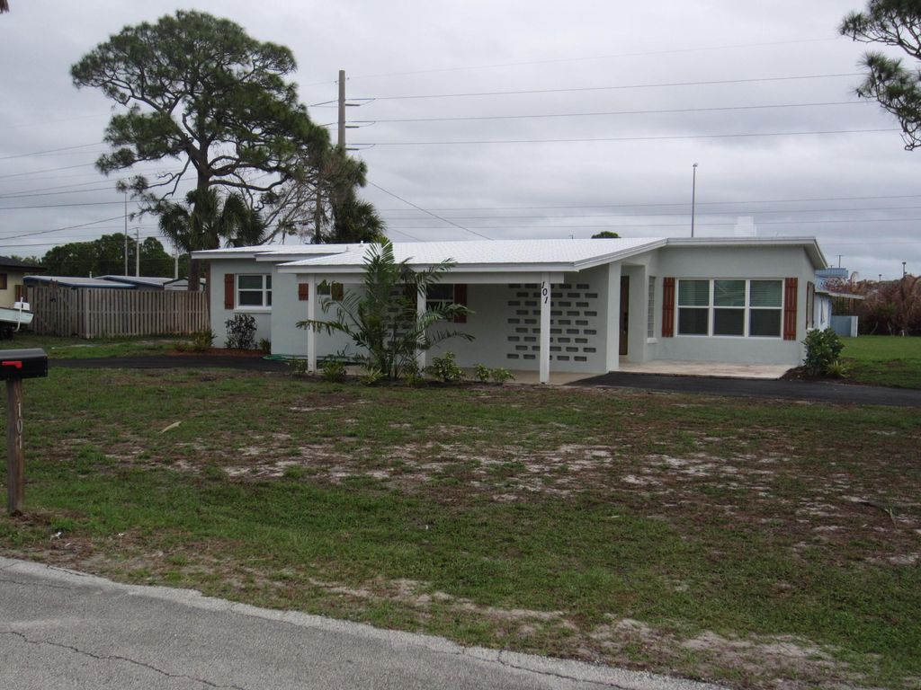 Photo of 101 E Arbor Avenue, Port Saint Lucie, FL 34952 (MLS # B26003332)