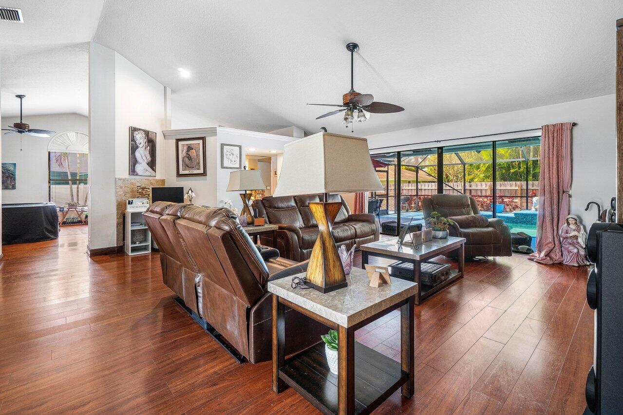 GREENVIEW SHORES 1 OF WELLINGTON - Residential